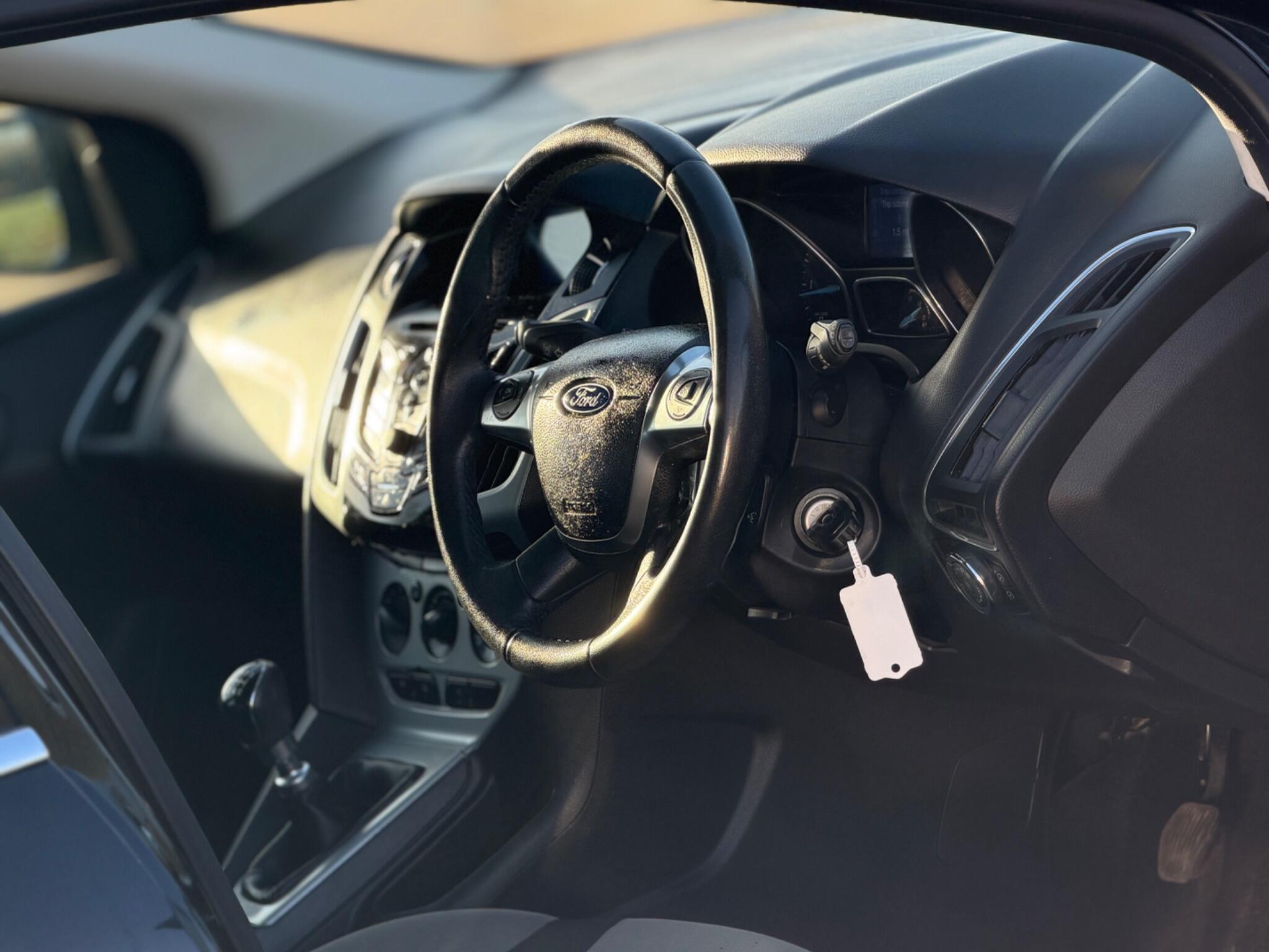 2012 Ford Focus 1.6 TDCi Zetec Euro 5 (s/s) 5dr image 23