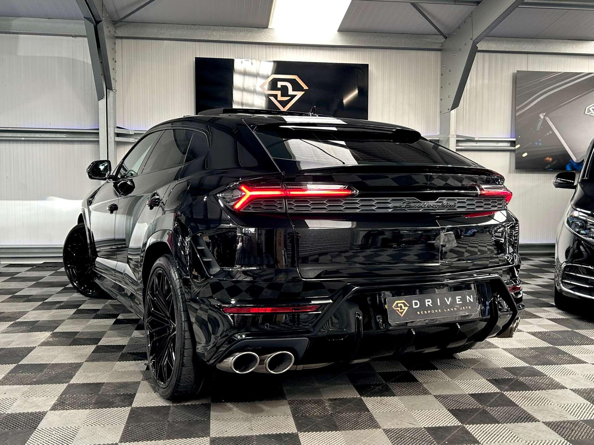 Lamborghini Urus view 25