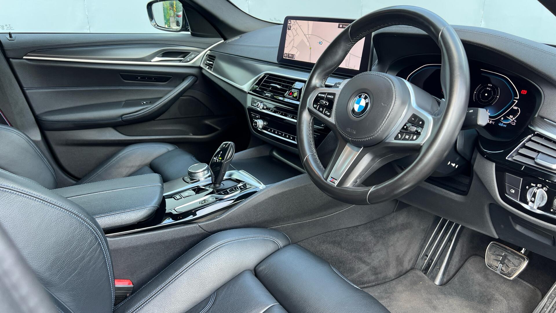 BMW 5 Series view 6