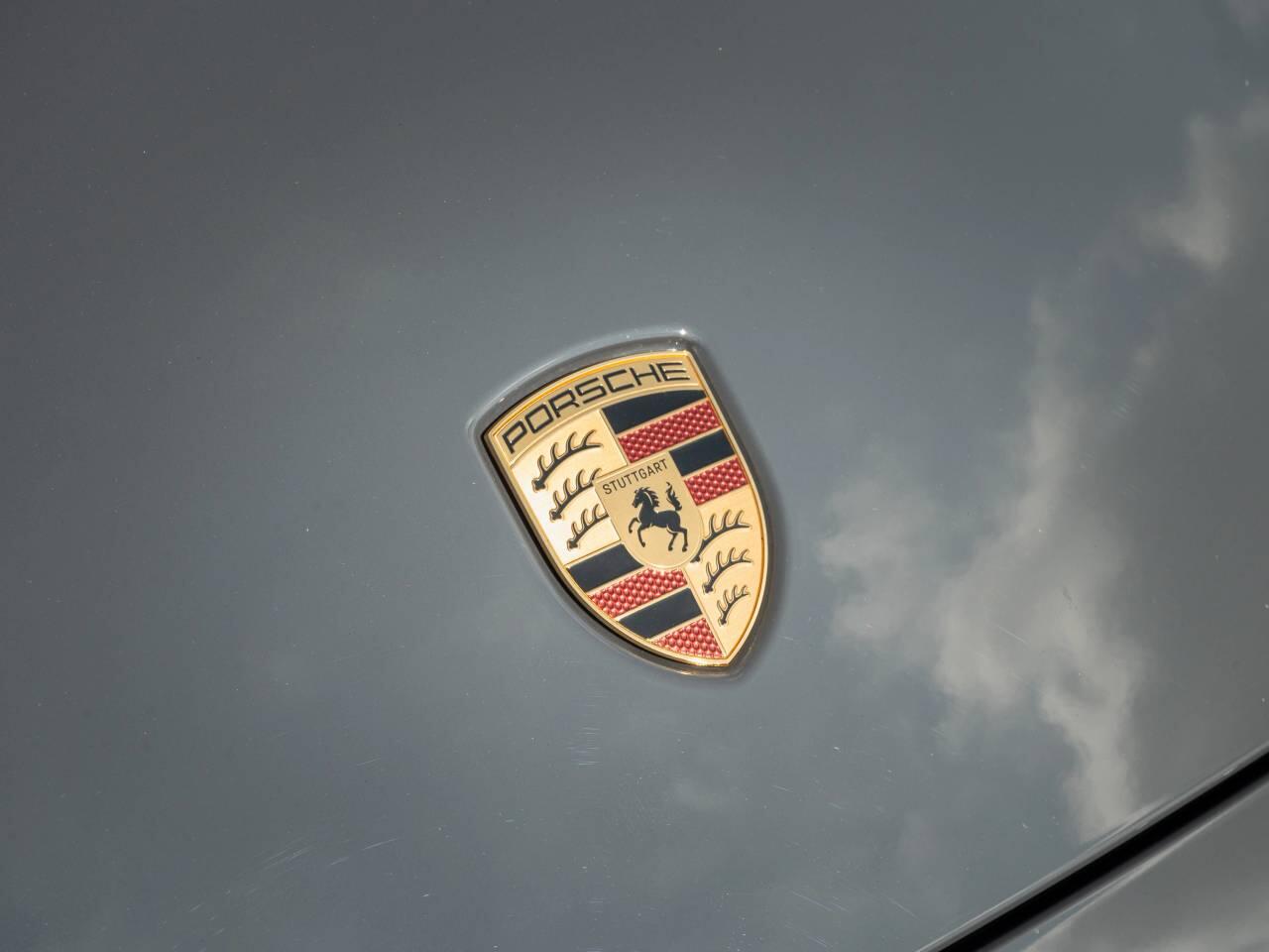 Porsche 911 view 40