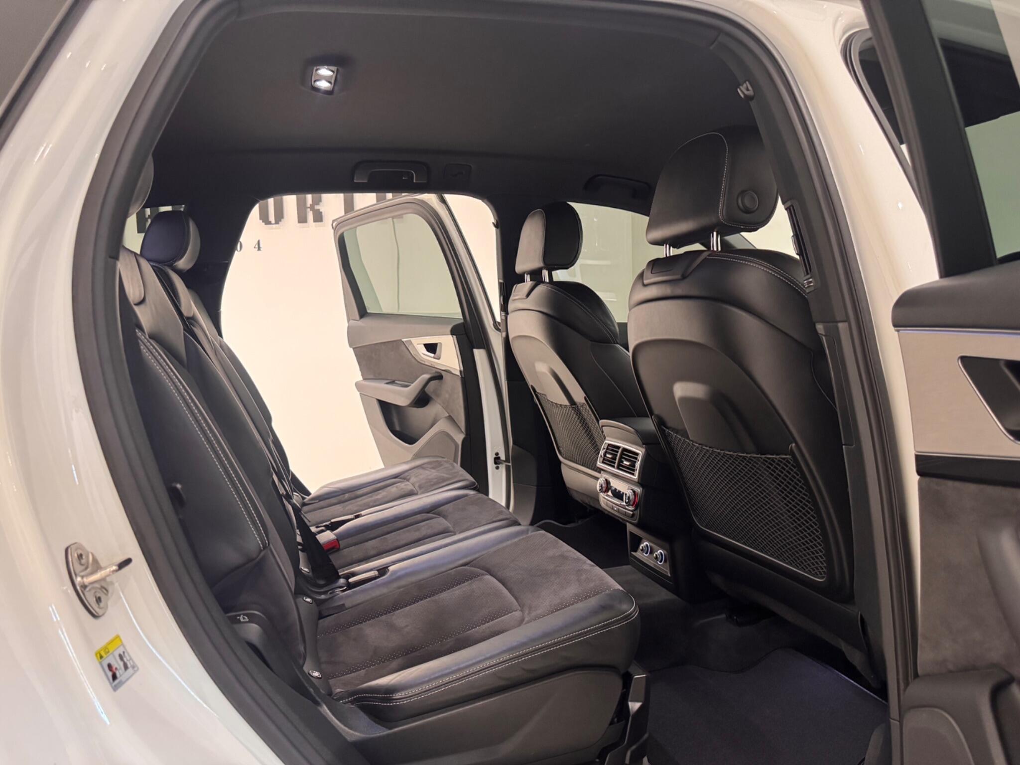 Audi Q7 view 11