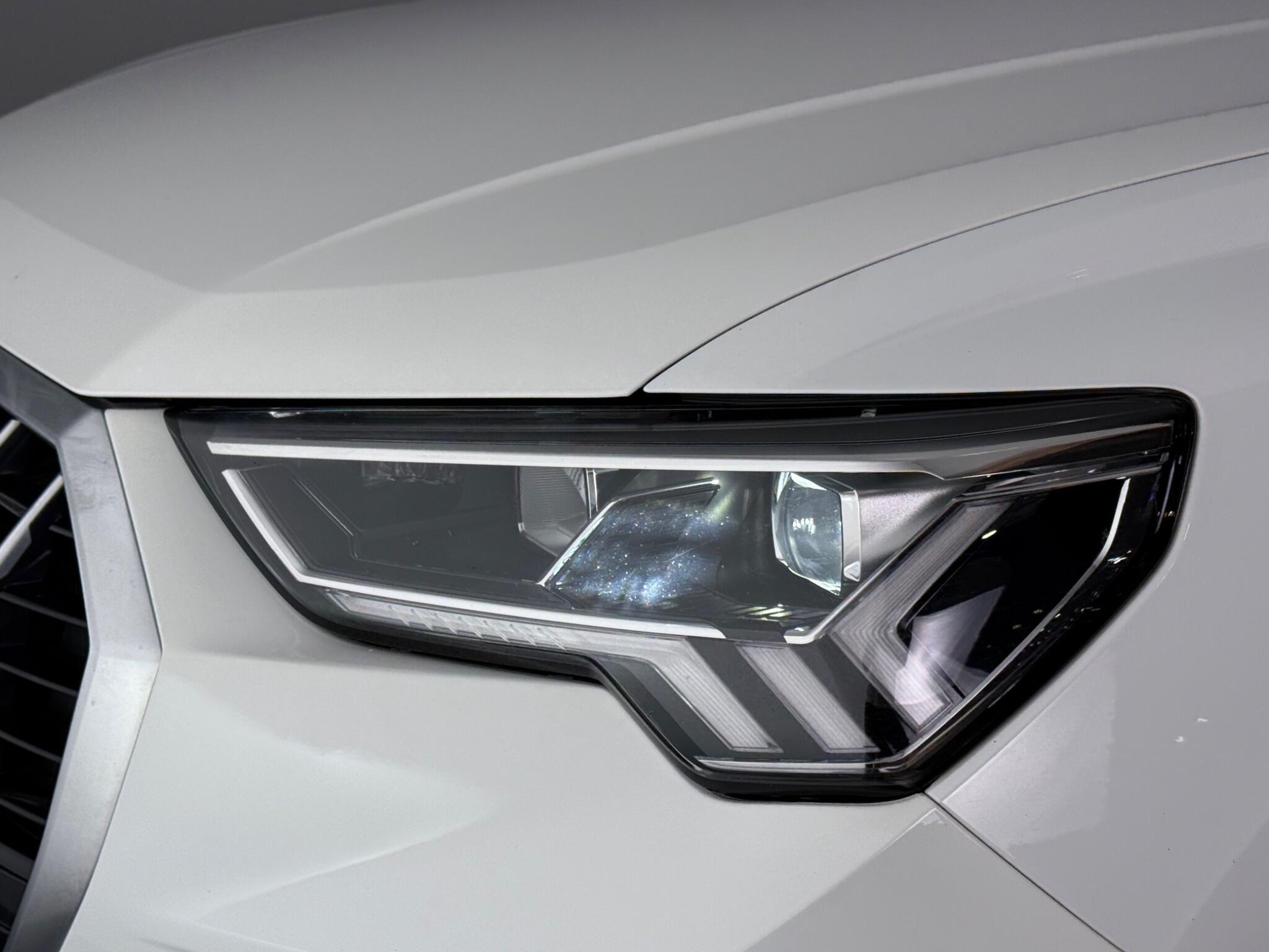 Audi Q3 view 12