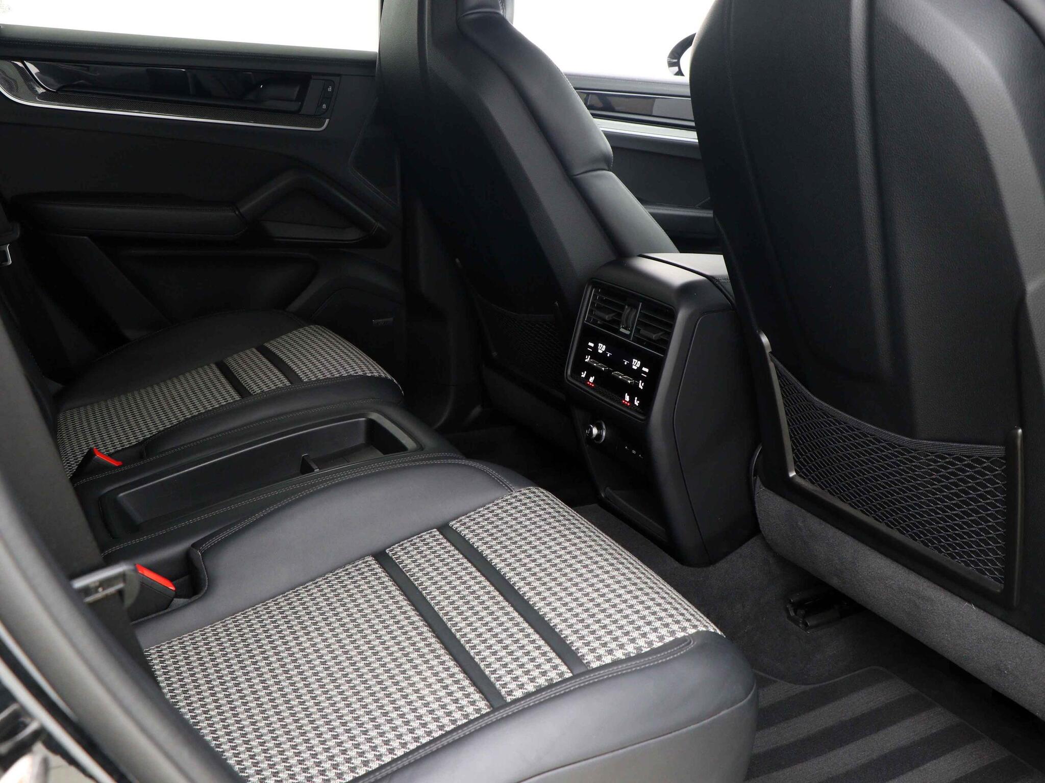 Porsche Cayenne view 24