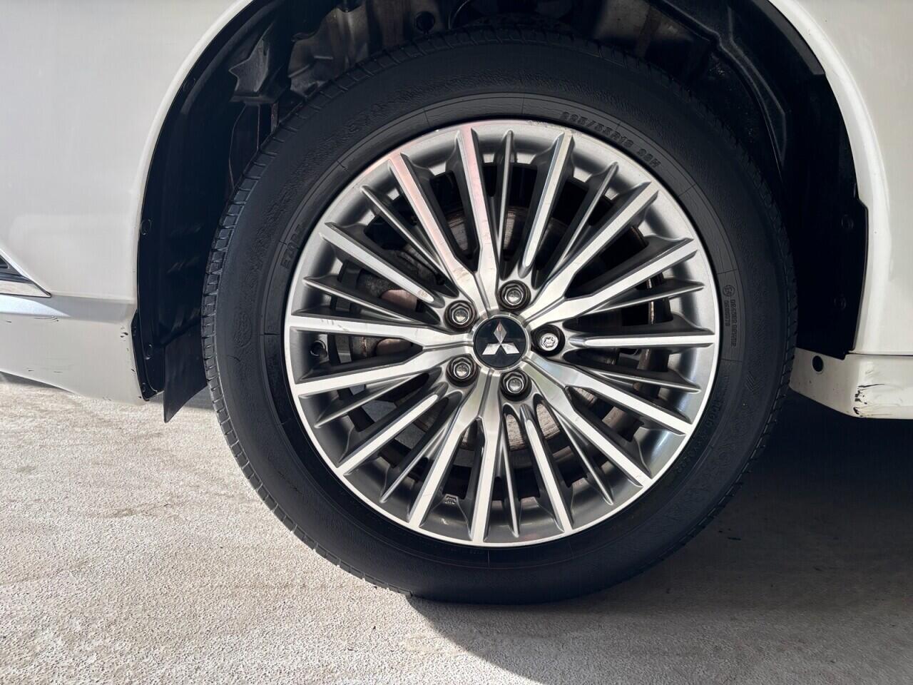 Mitsubishi Outlander view 11
