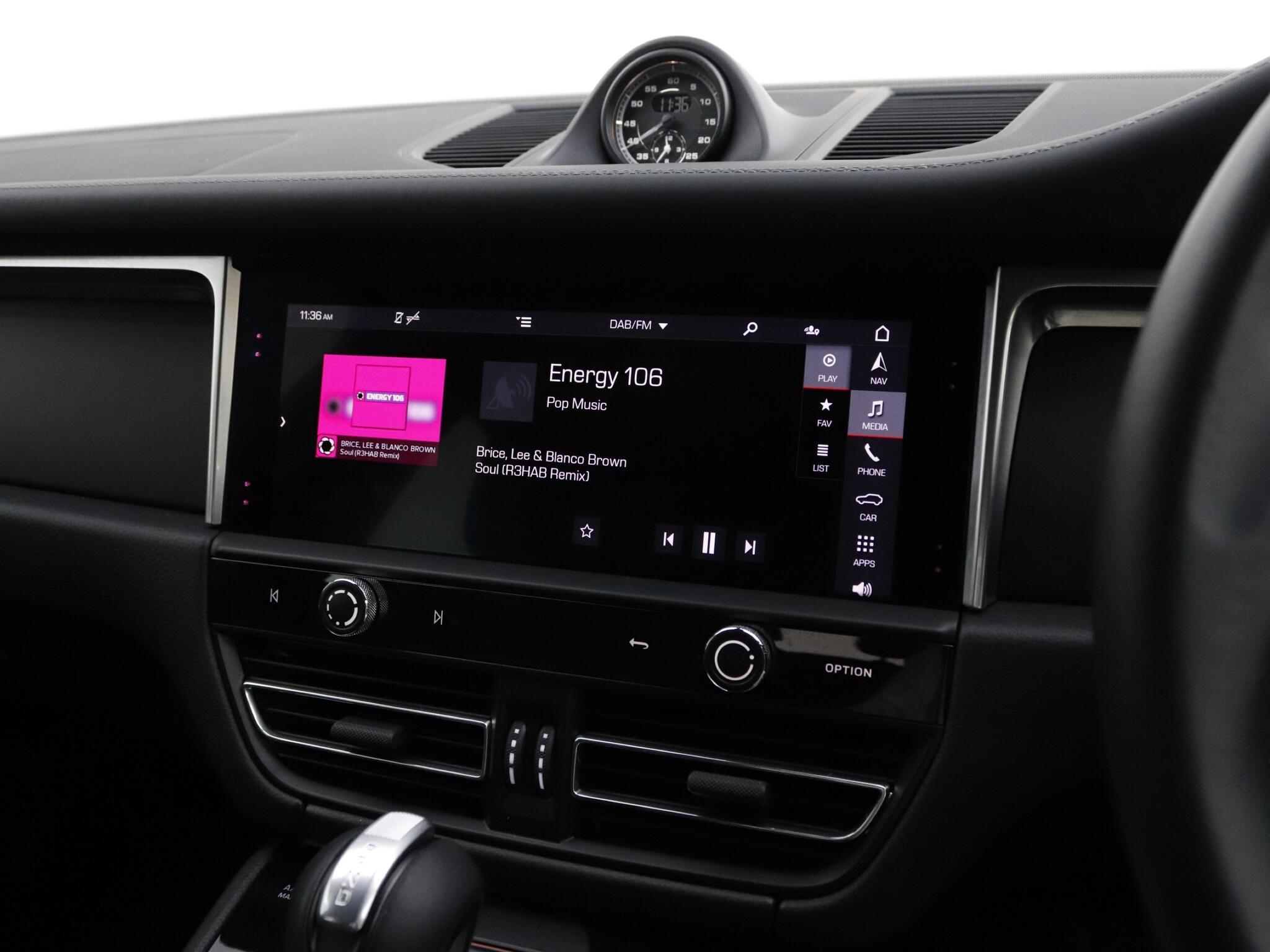 Porsche Macan view 30