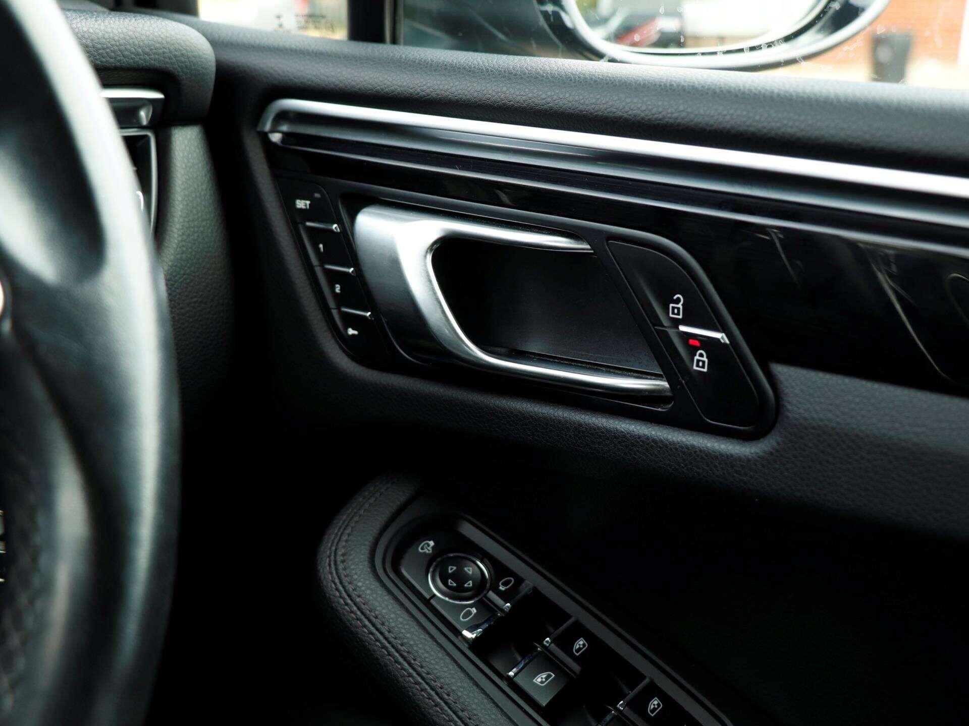 Porsche Macan view 20