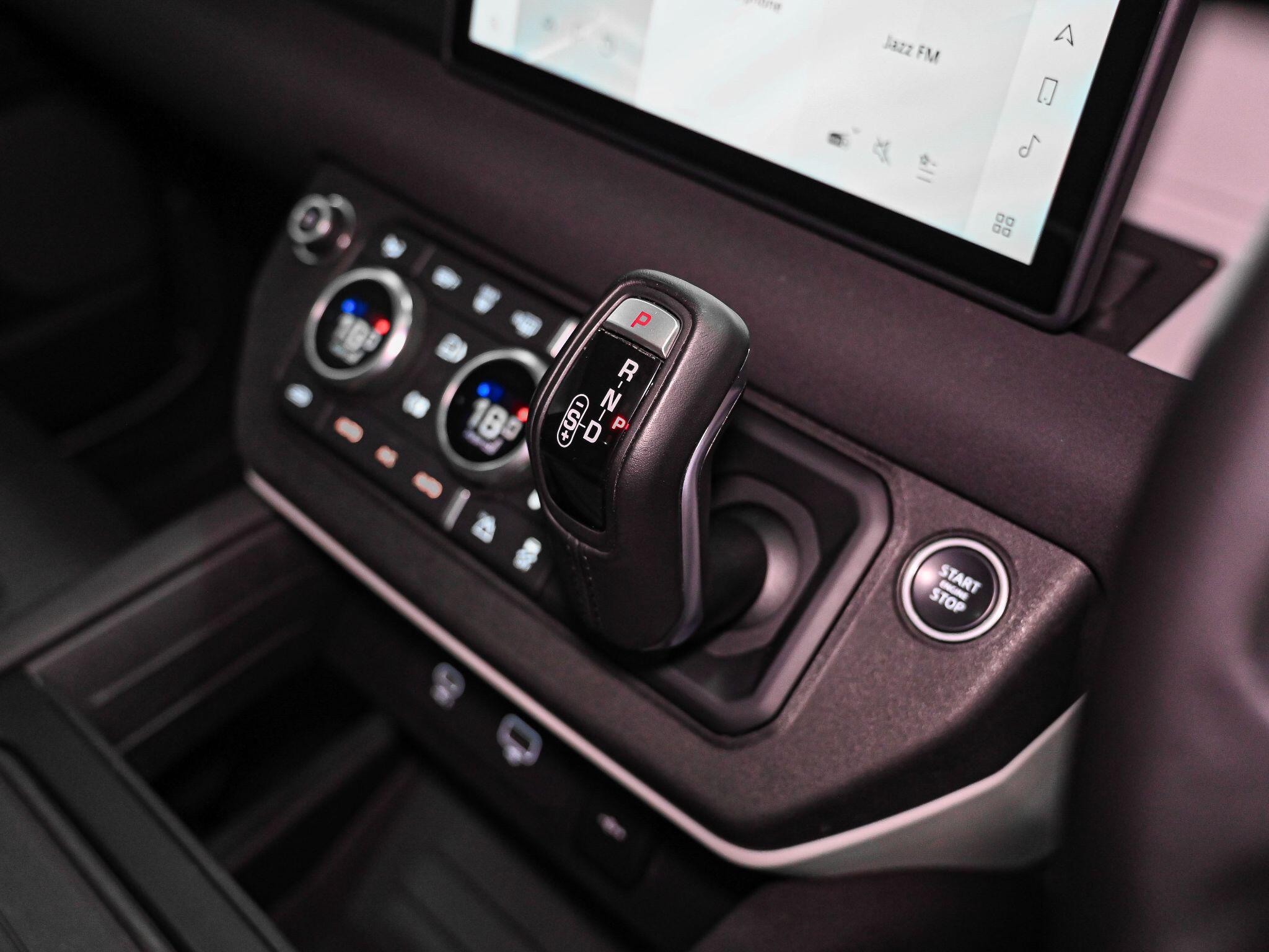 Land Rover Defender view 12