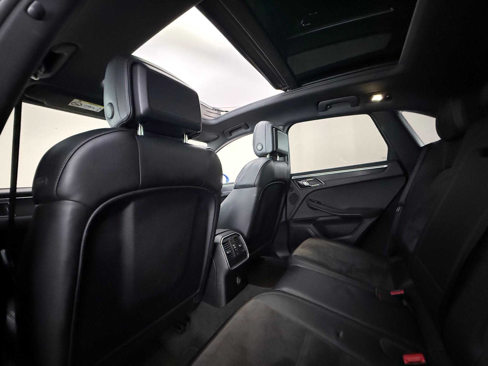 Porsche Macan view 55