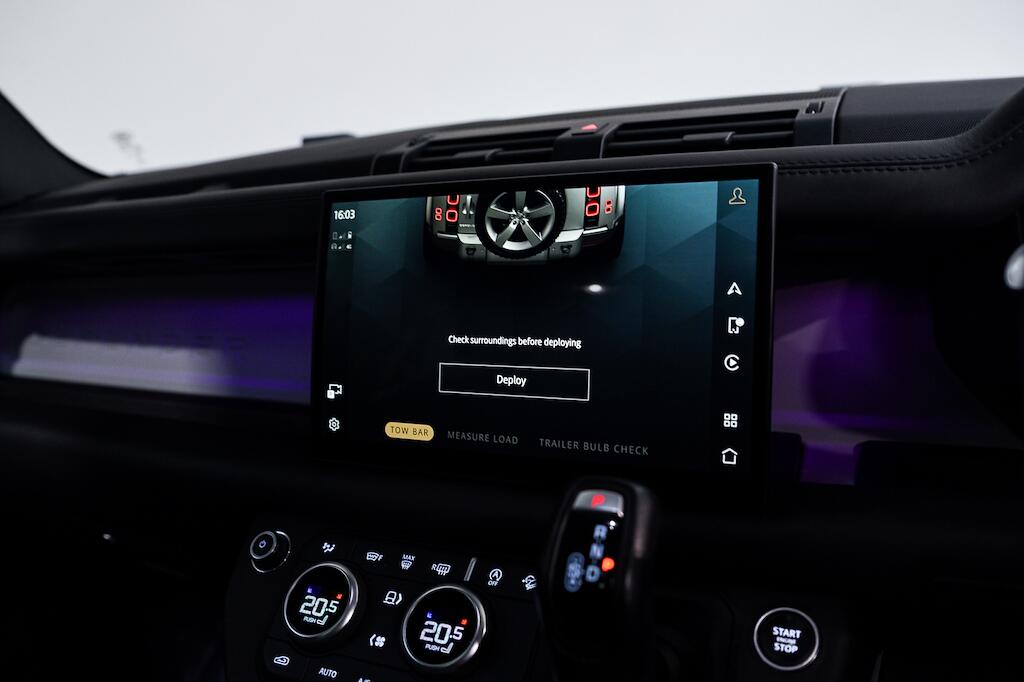 Land Rover Defender view 25