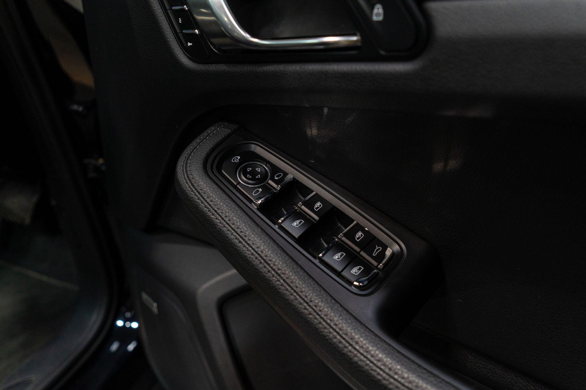 Porsche Macan view 18