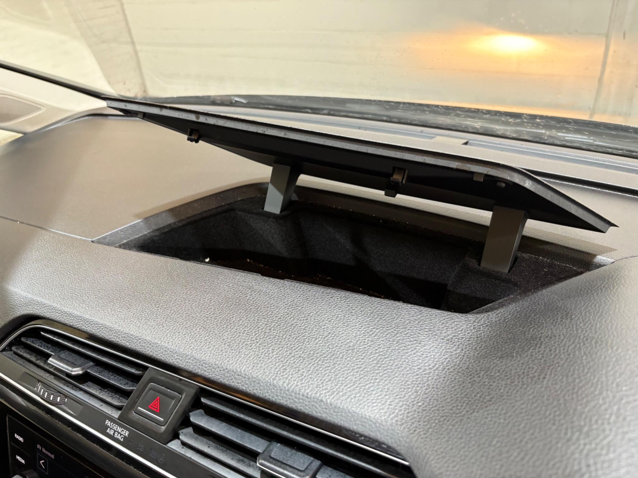 Volkswagen Touran view 13