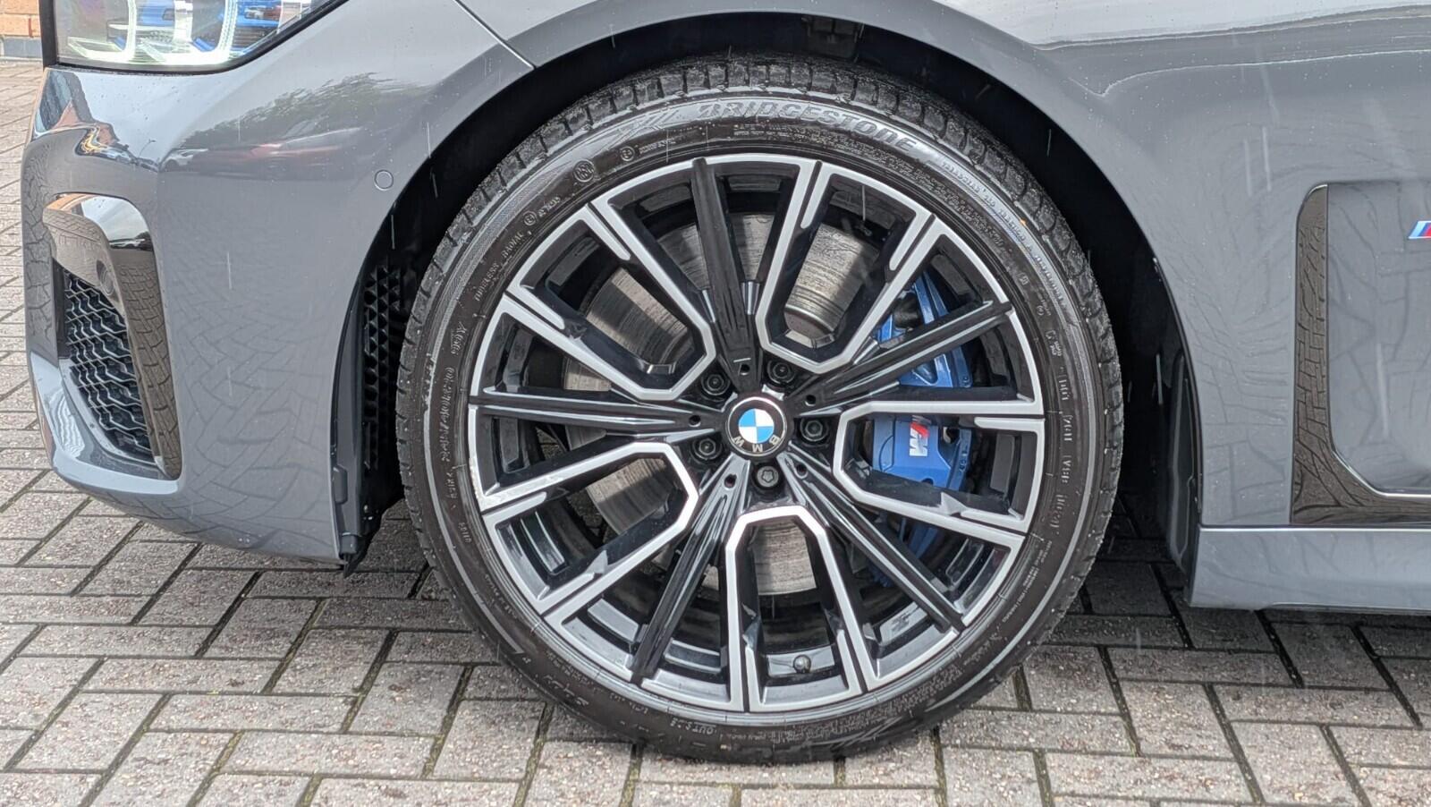 BMW 7 Series view 16