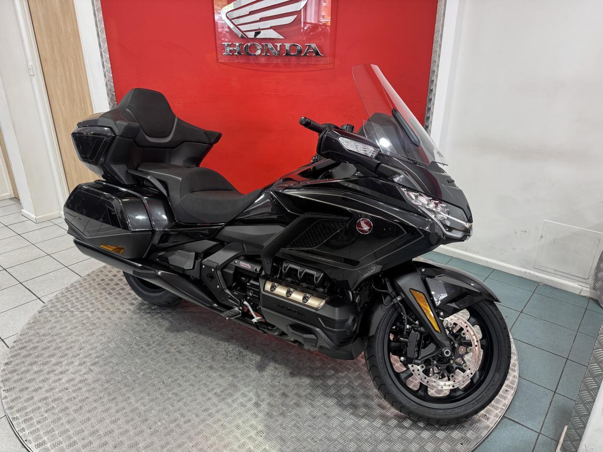 Honda GL1800 Gold Wing view 3