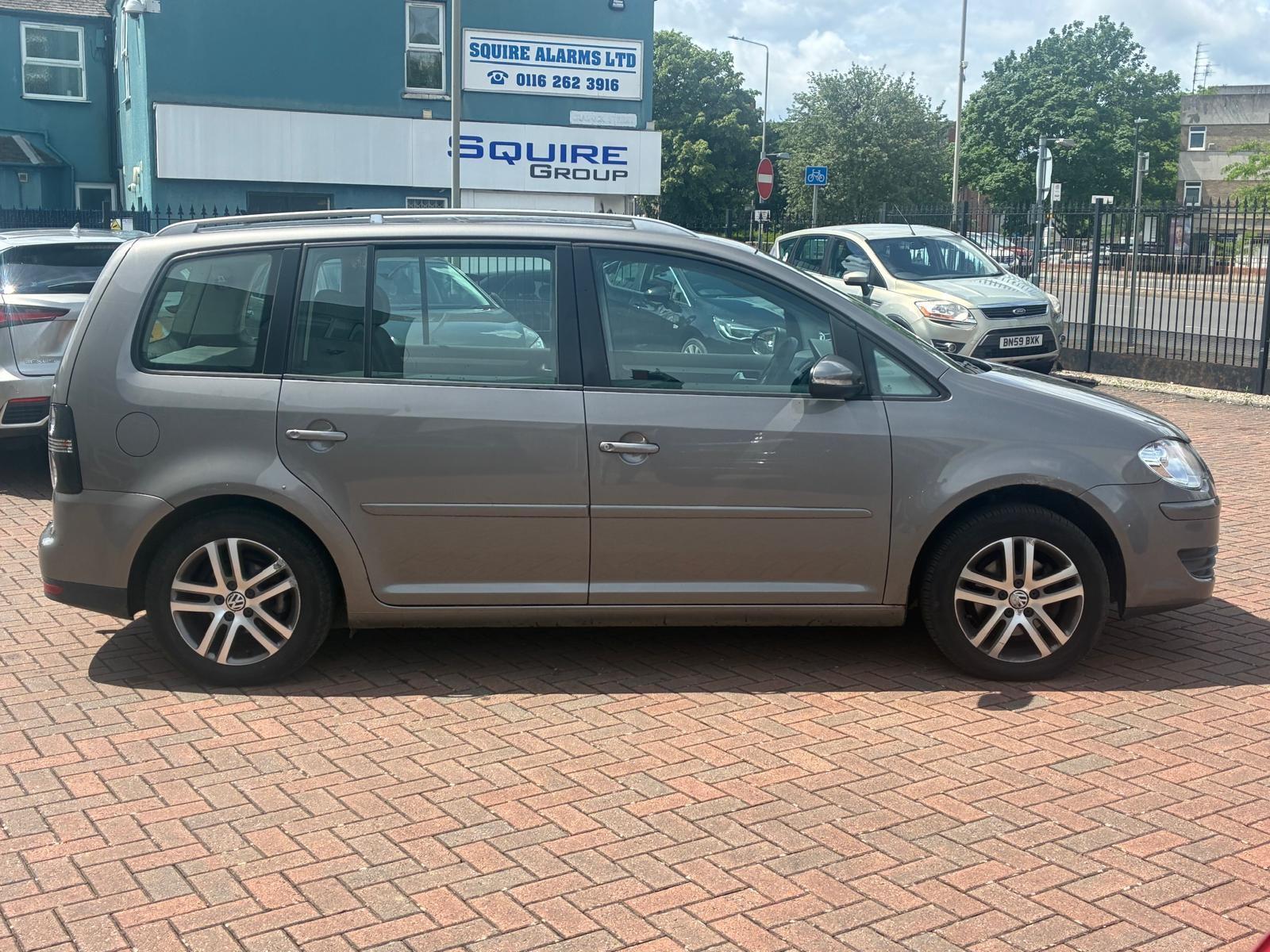 Volkswagen Touran view 4