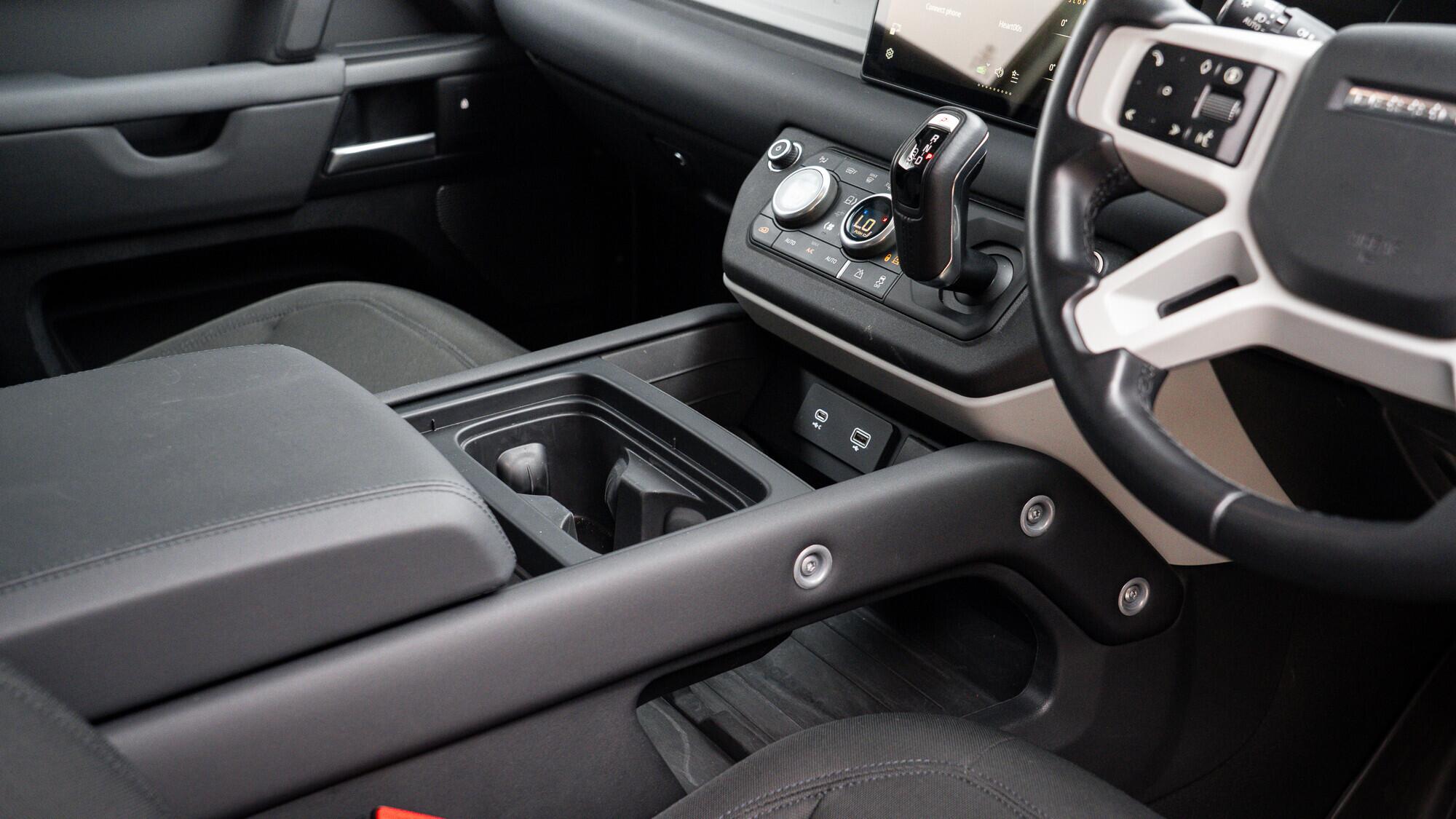 Land Rover Defender 90 view 9