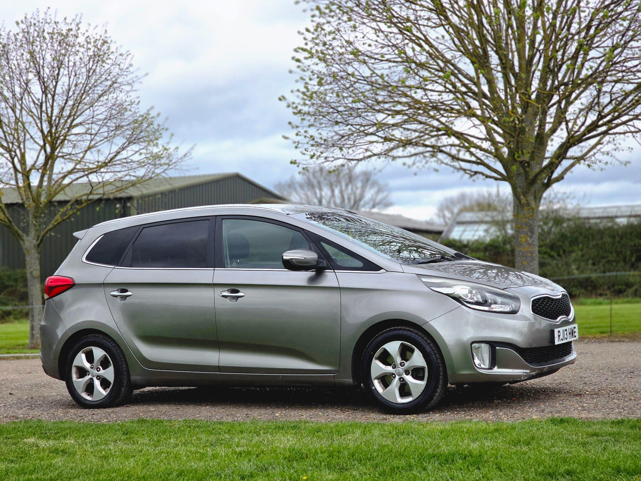 Kia Carens view 2