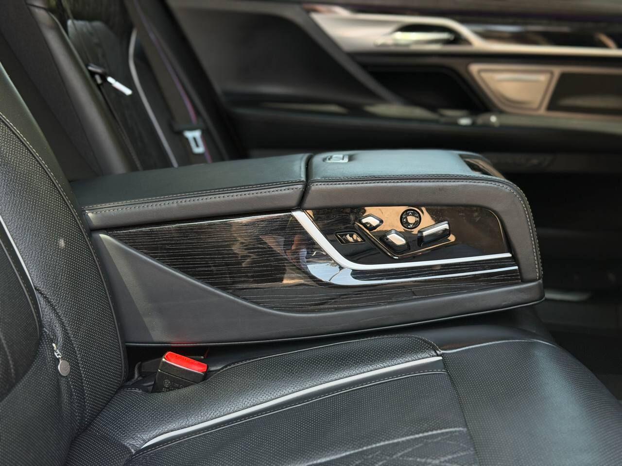 BMW 7 Series view 19