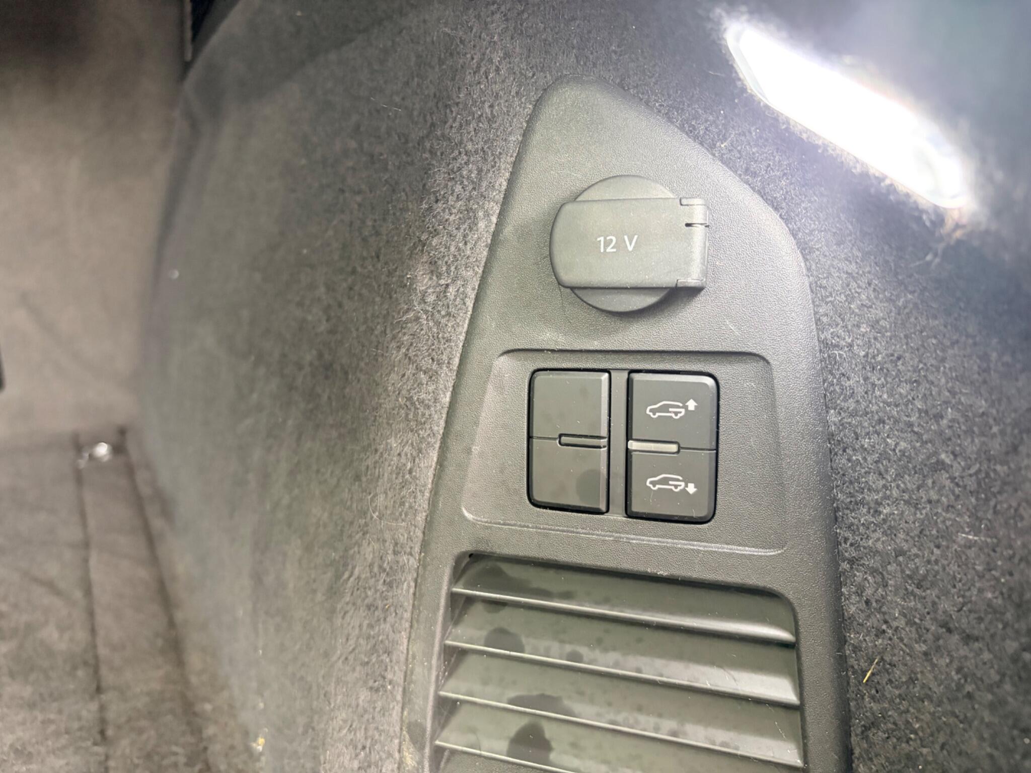 Volkswagen Touareg view 14