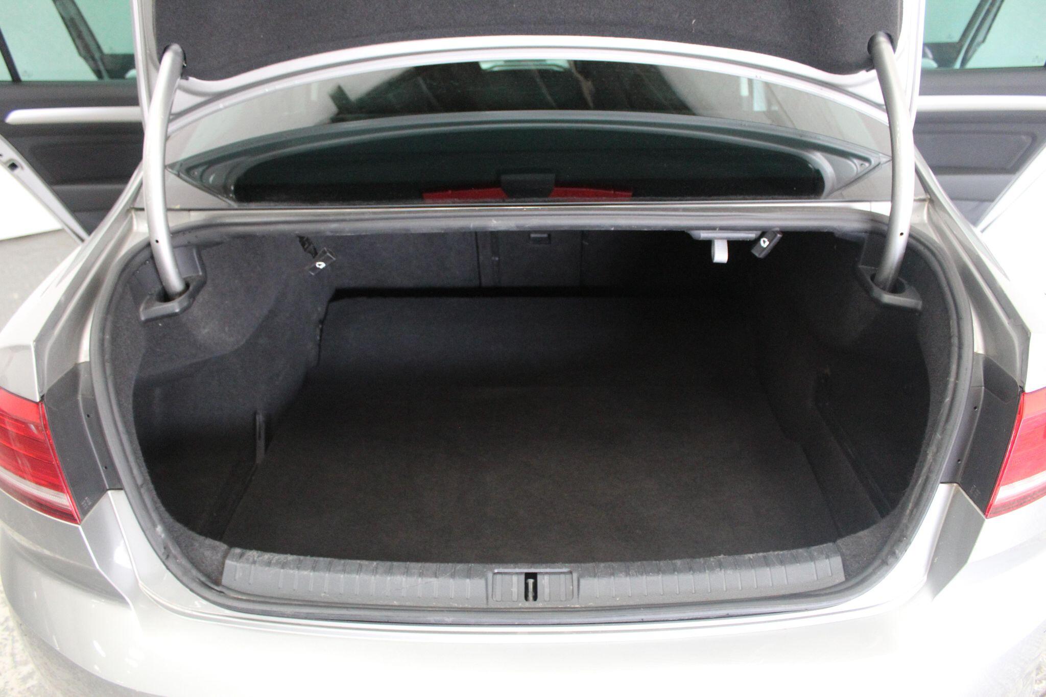 Volkswagen Passat view 24