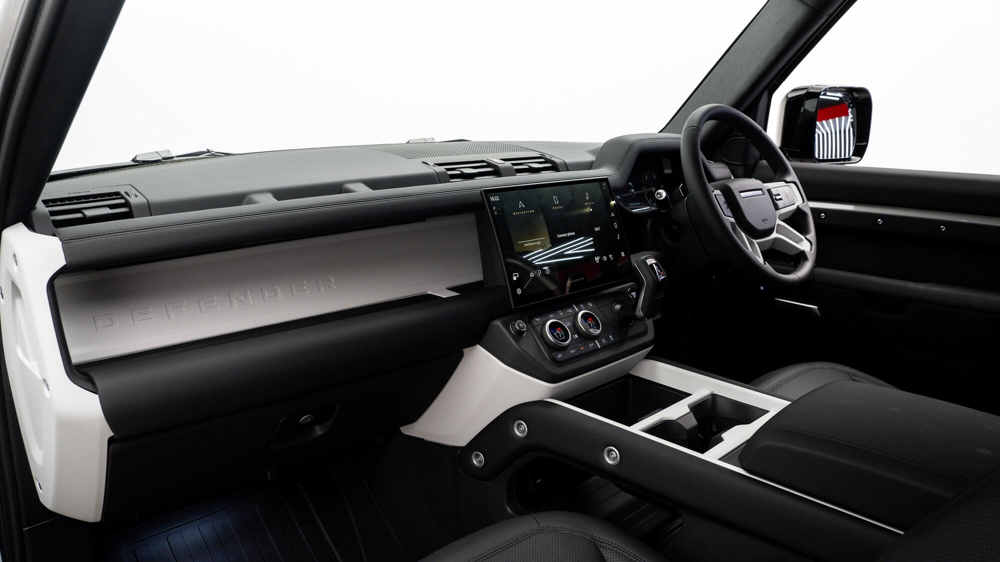 Land Rover Defender 90 view 14