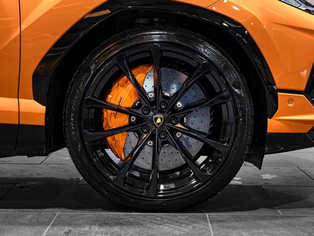 Lamborghini Urus view 7