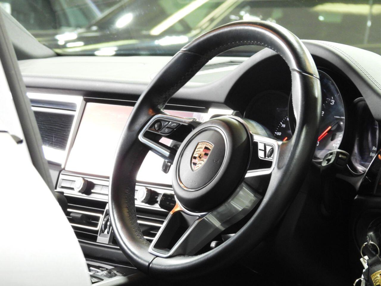 Porsche Macan view 19