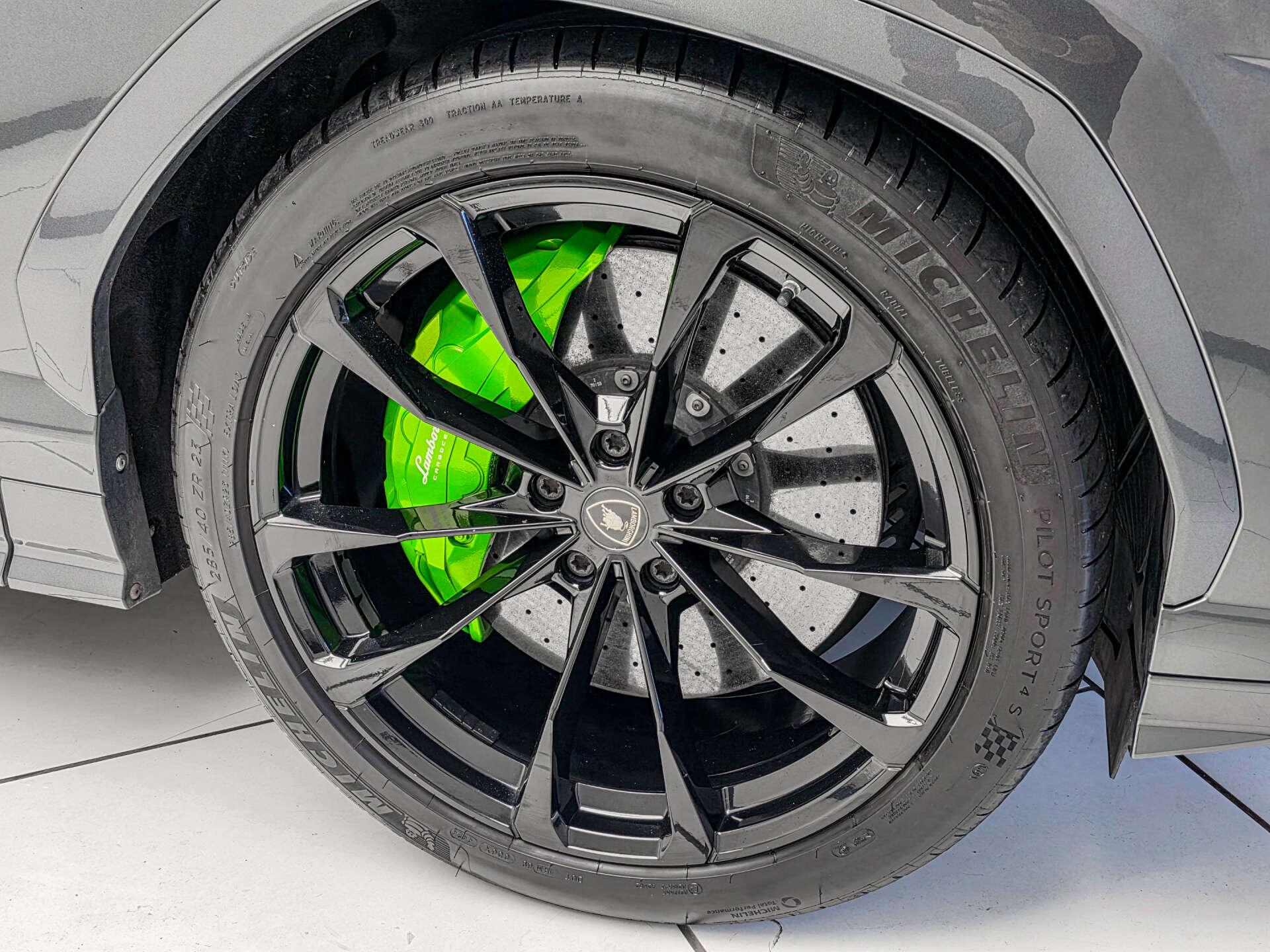 Lamborghini Urus view 5