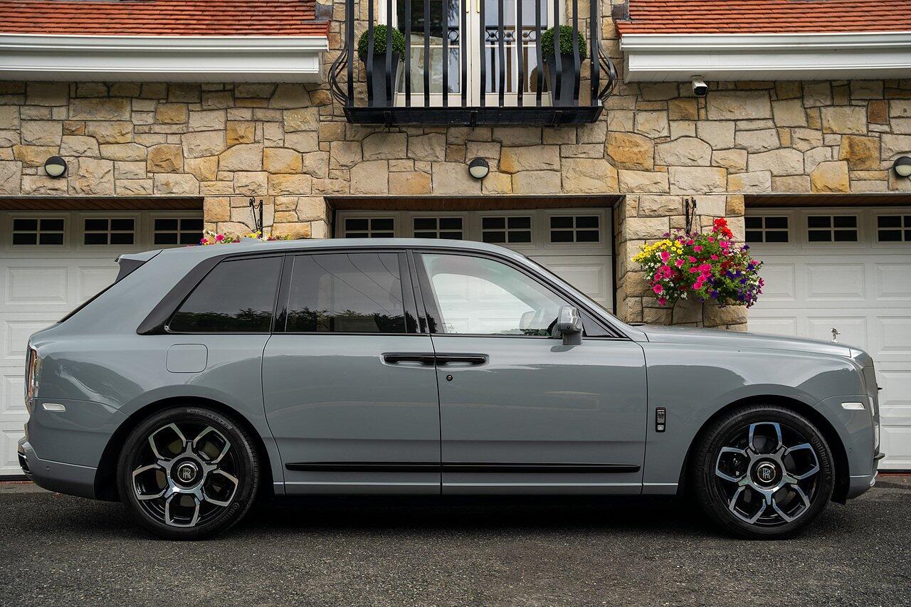 Rolls-Royce Cullinan view 2