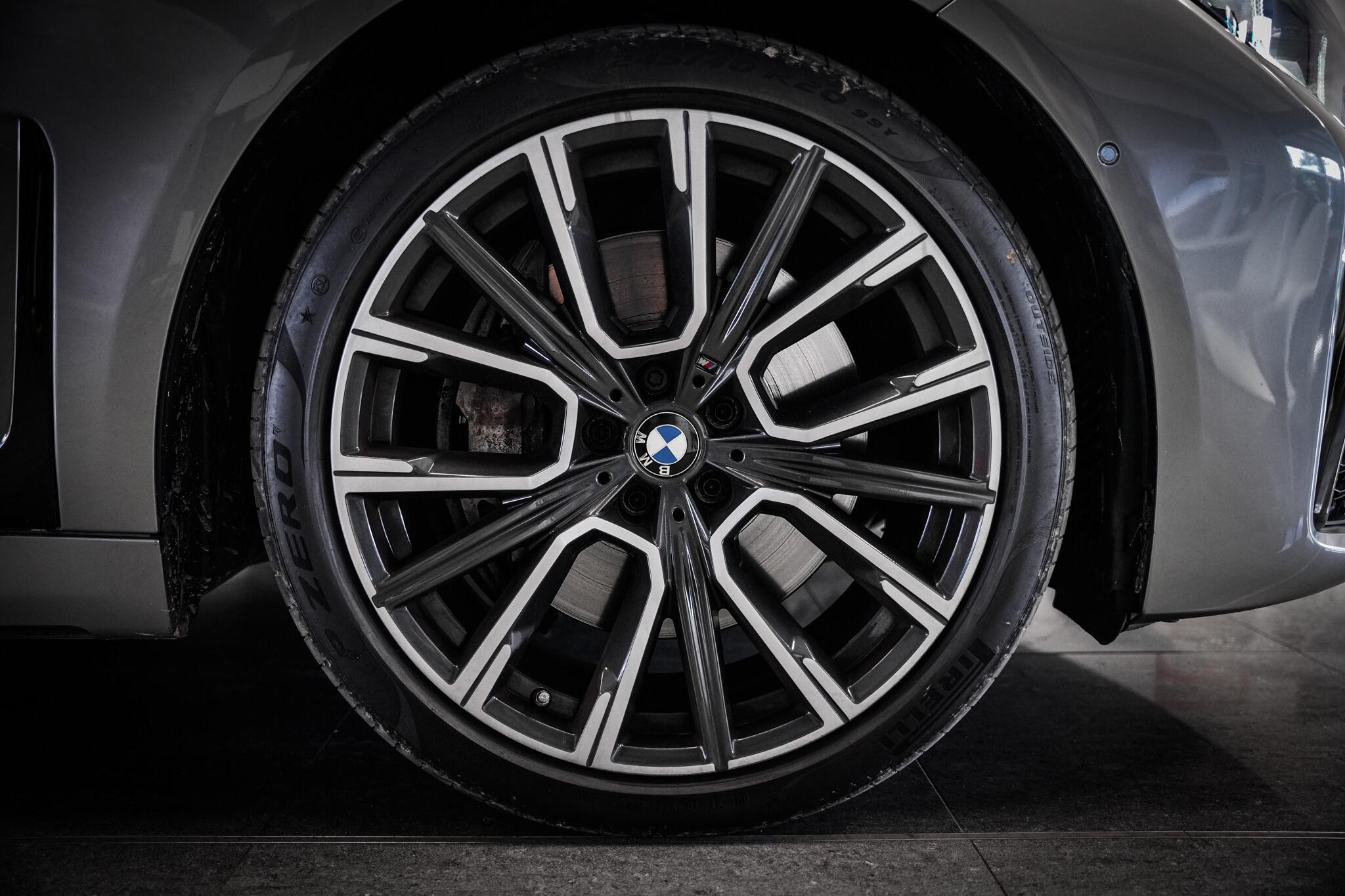 BMW 7 Series view 26