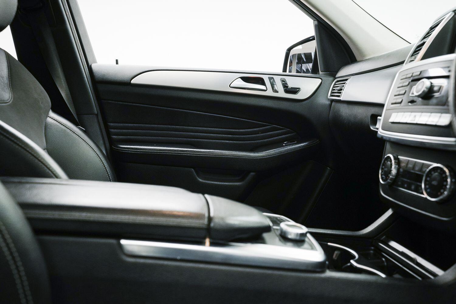 Mercedes-Benz M Class view 21