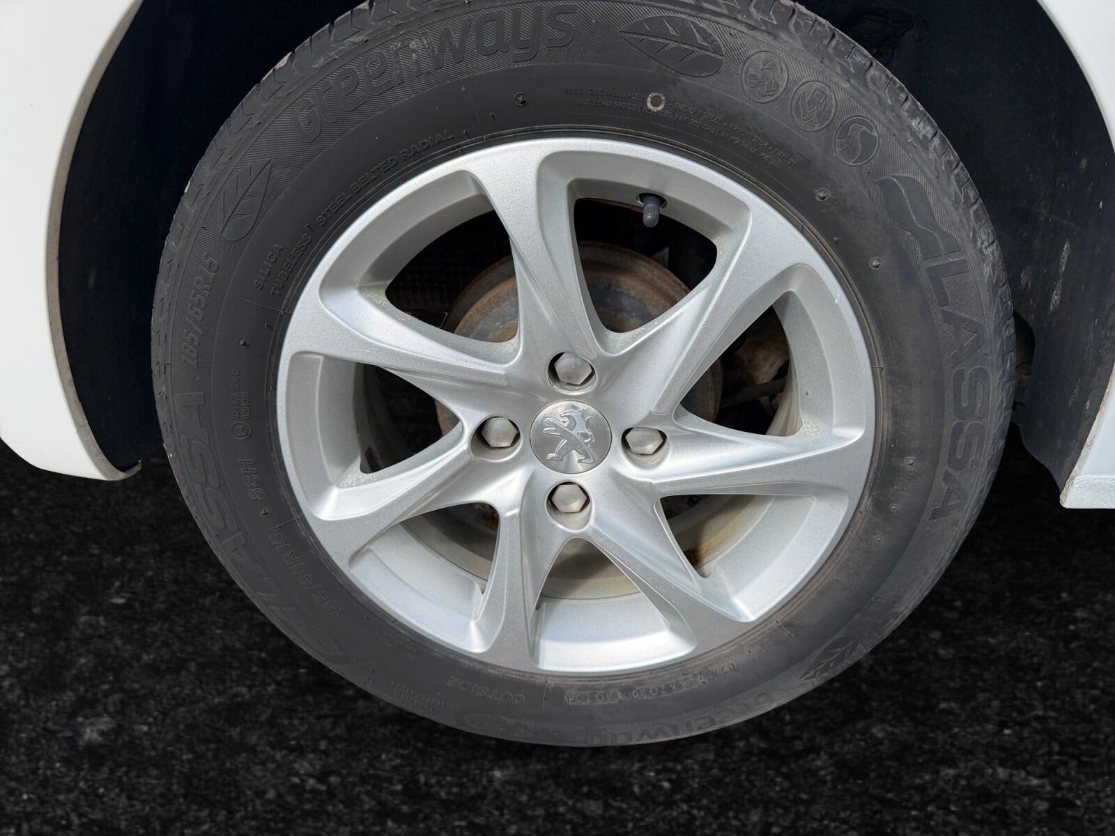 Peugeot 208 view 12