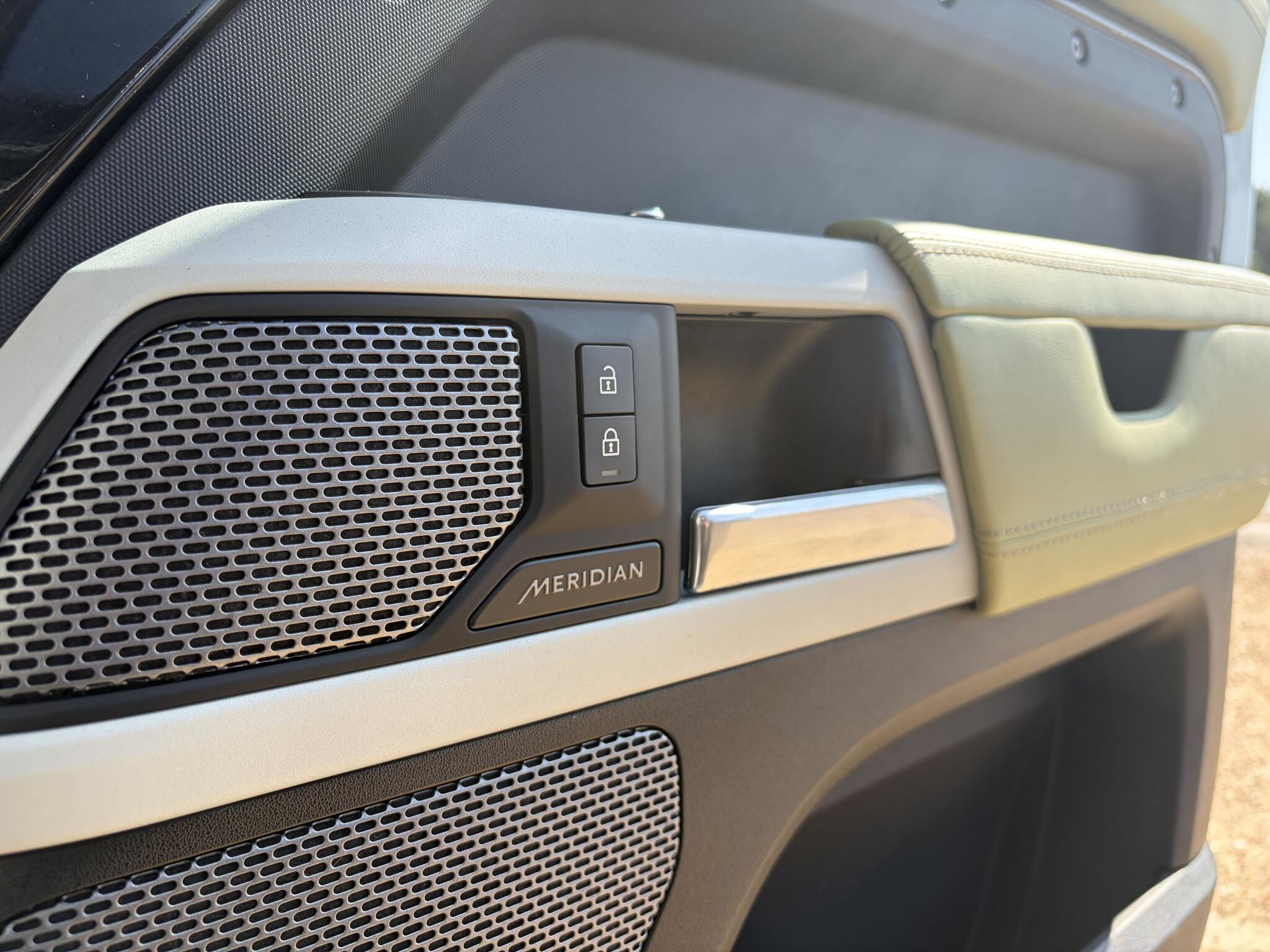 Land Rover Defender 110 view 27