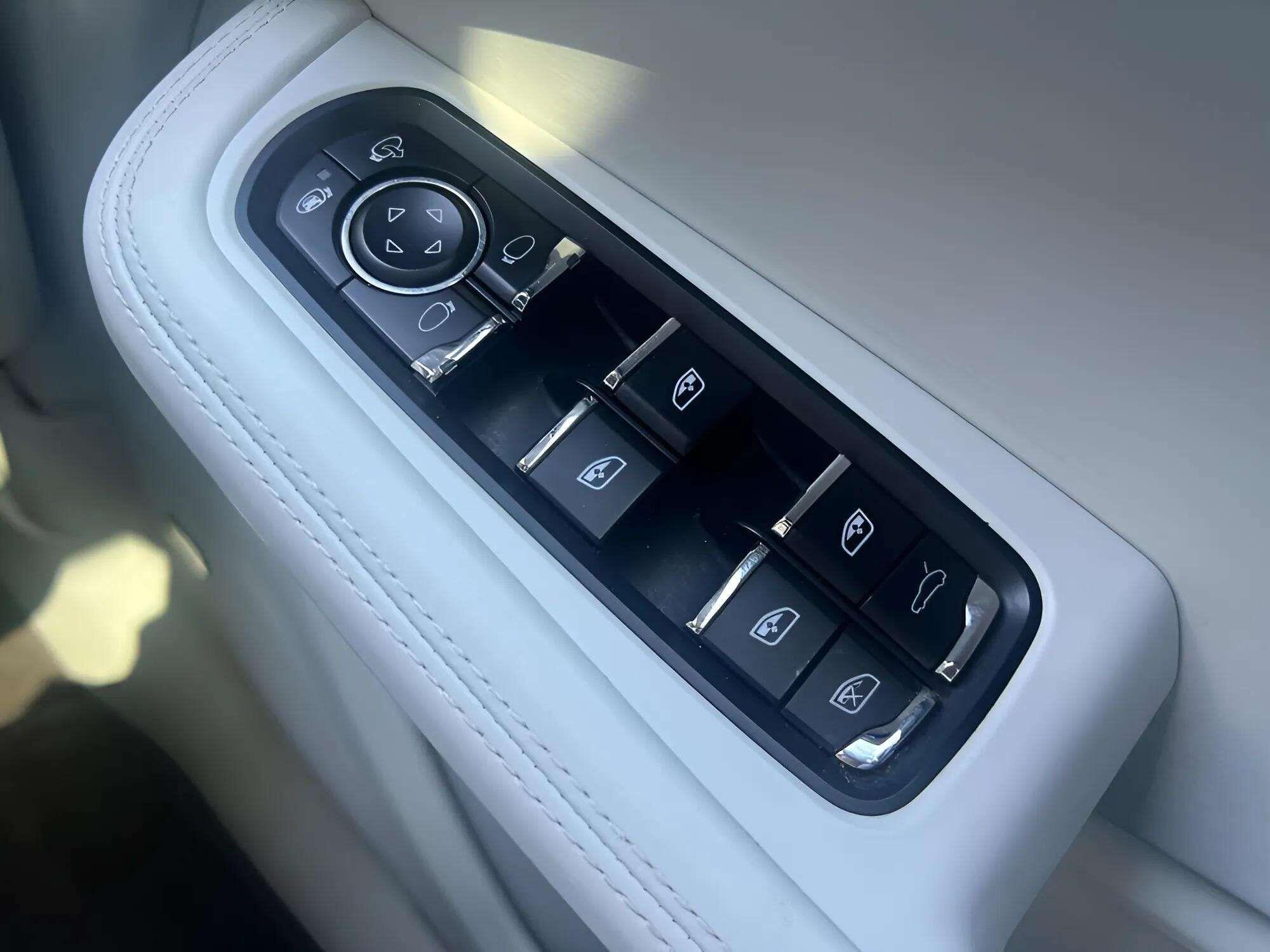 Porsche Macan view 25