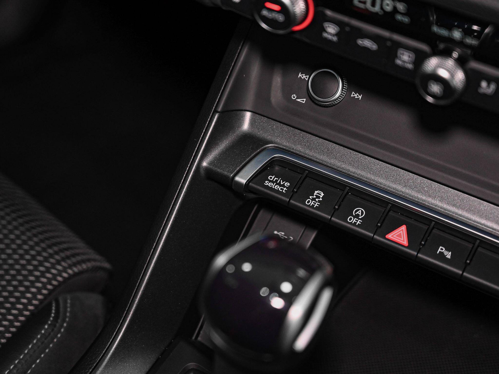 Audi Q3 view 11