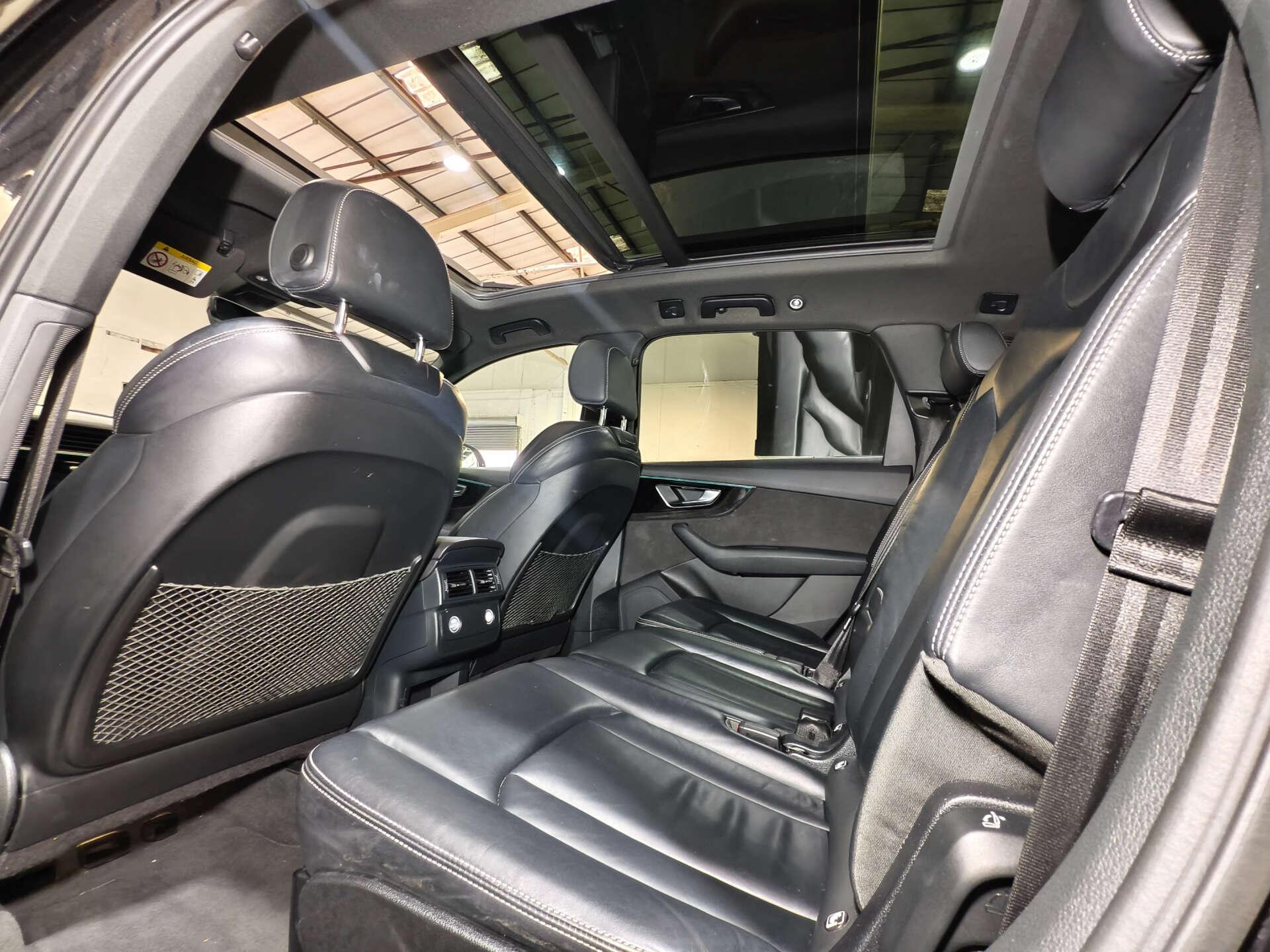 Audi Q7 view 17