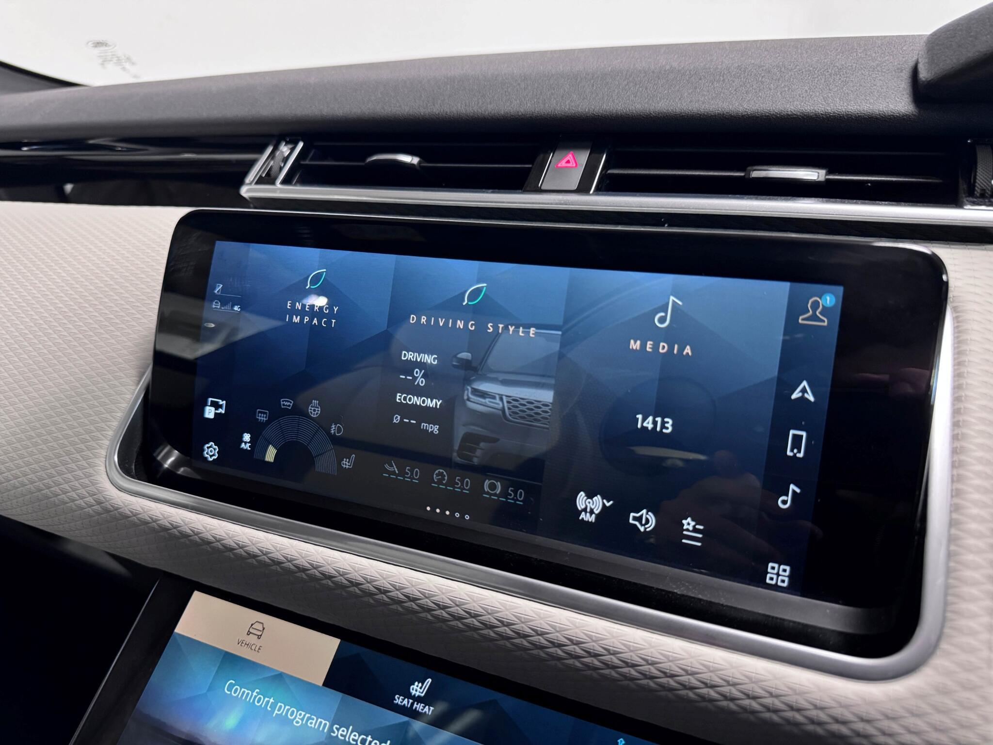 Land Rover Range Rover Velar view 41