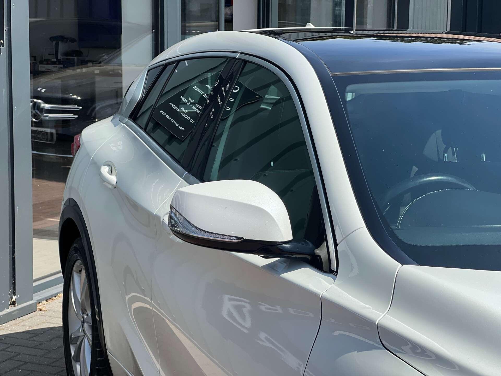 Infiniti Q30 view 6