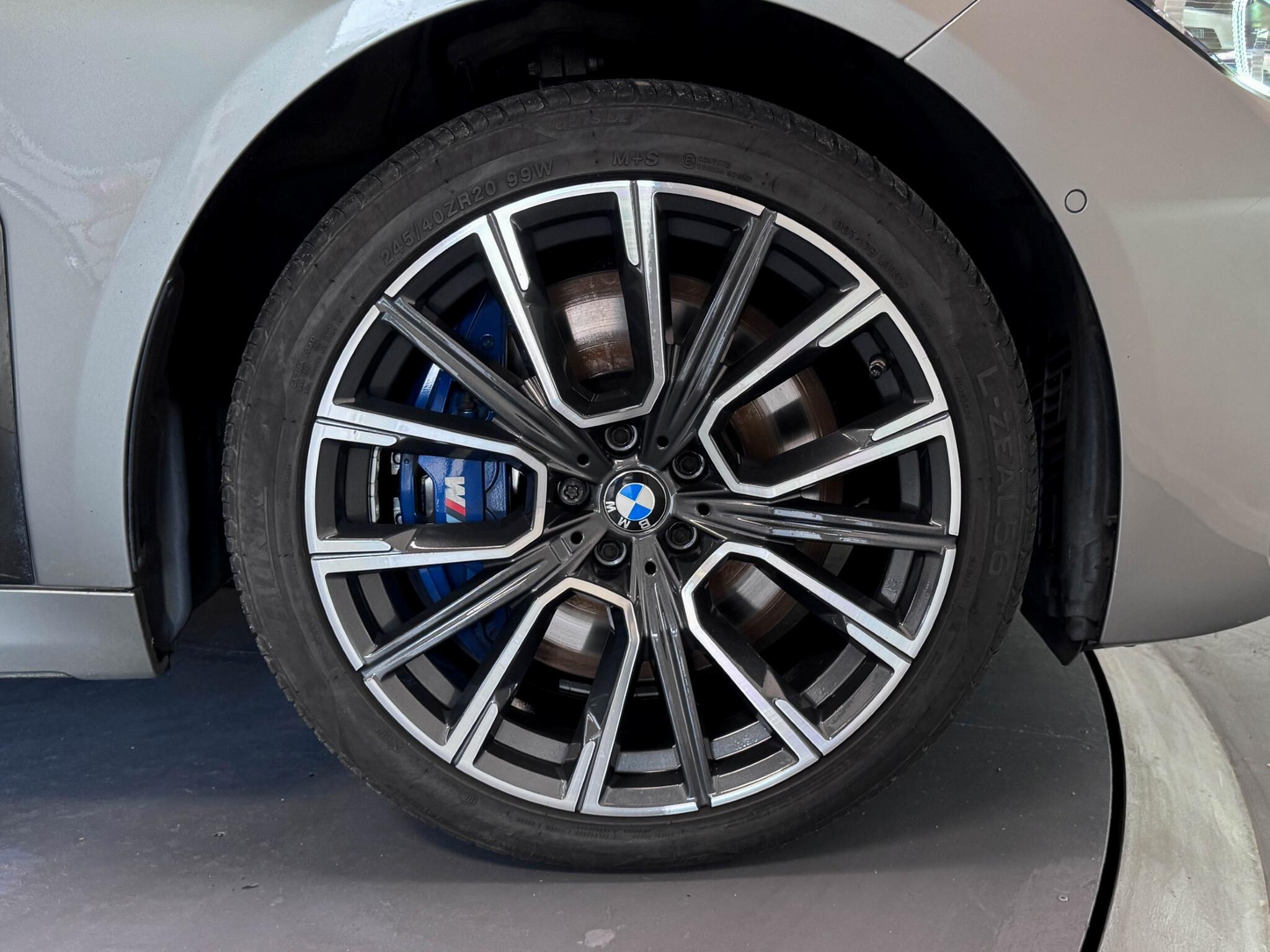 BMW 7 Series view 58