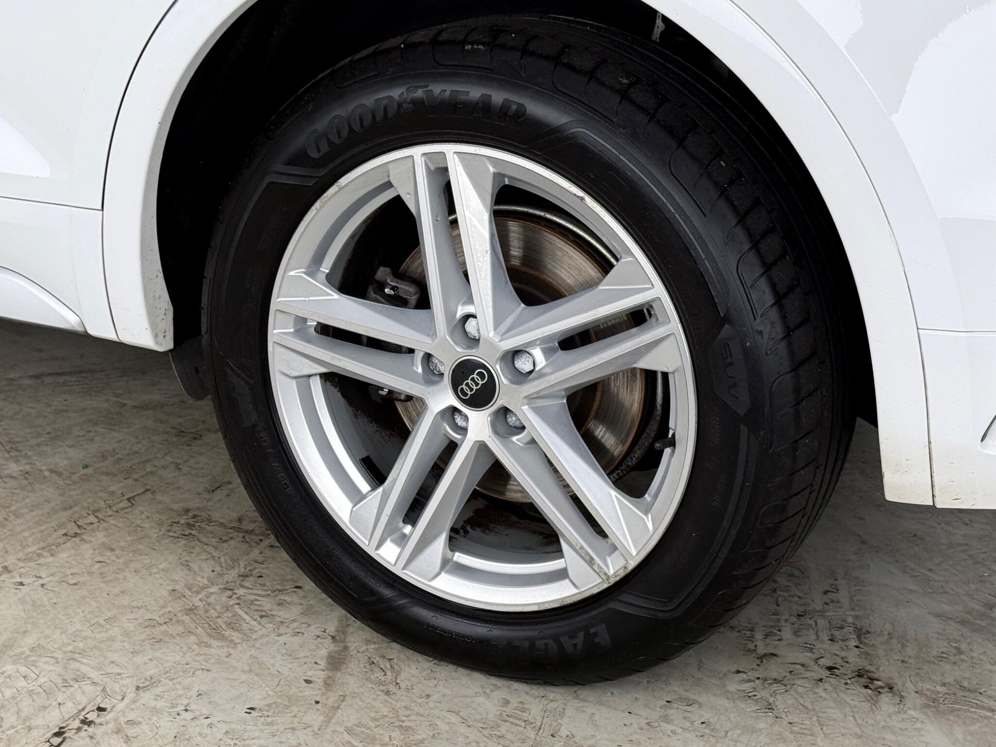 Audi Q5 view 9