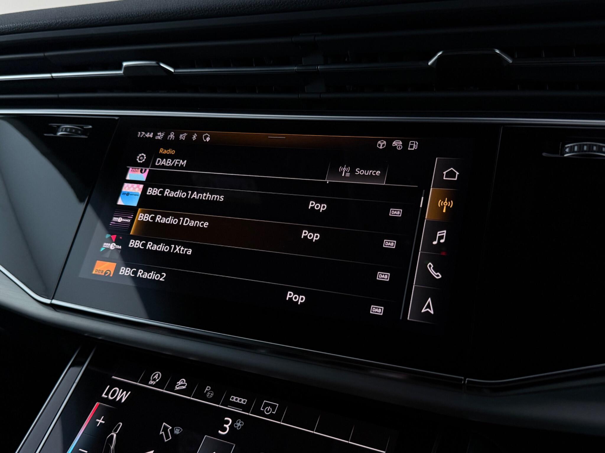 Audi Q8 view 37