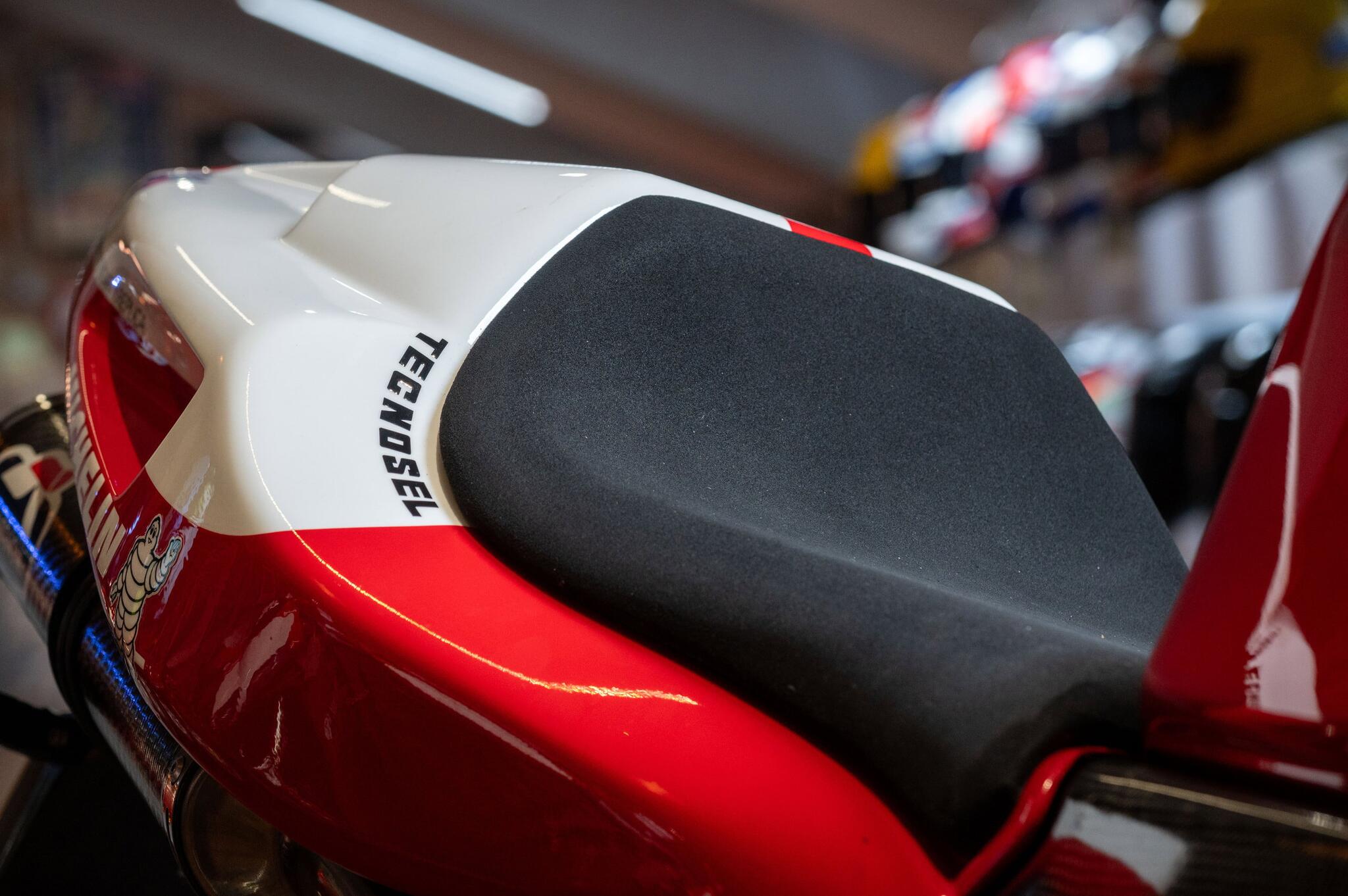 Ducati 916 view 4