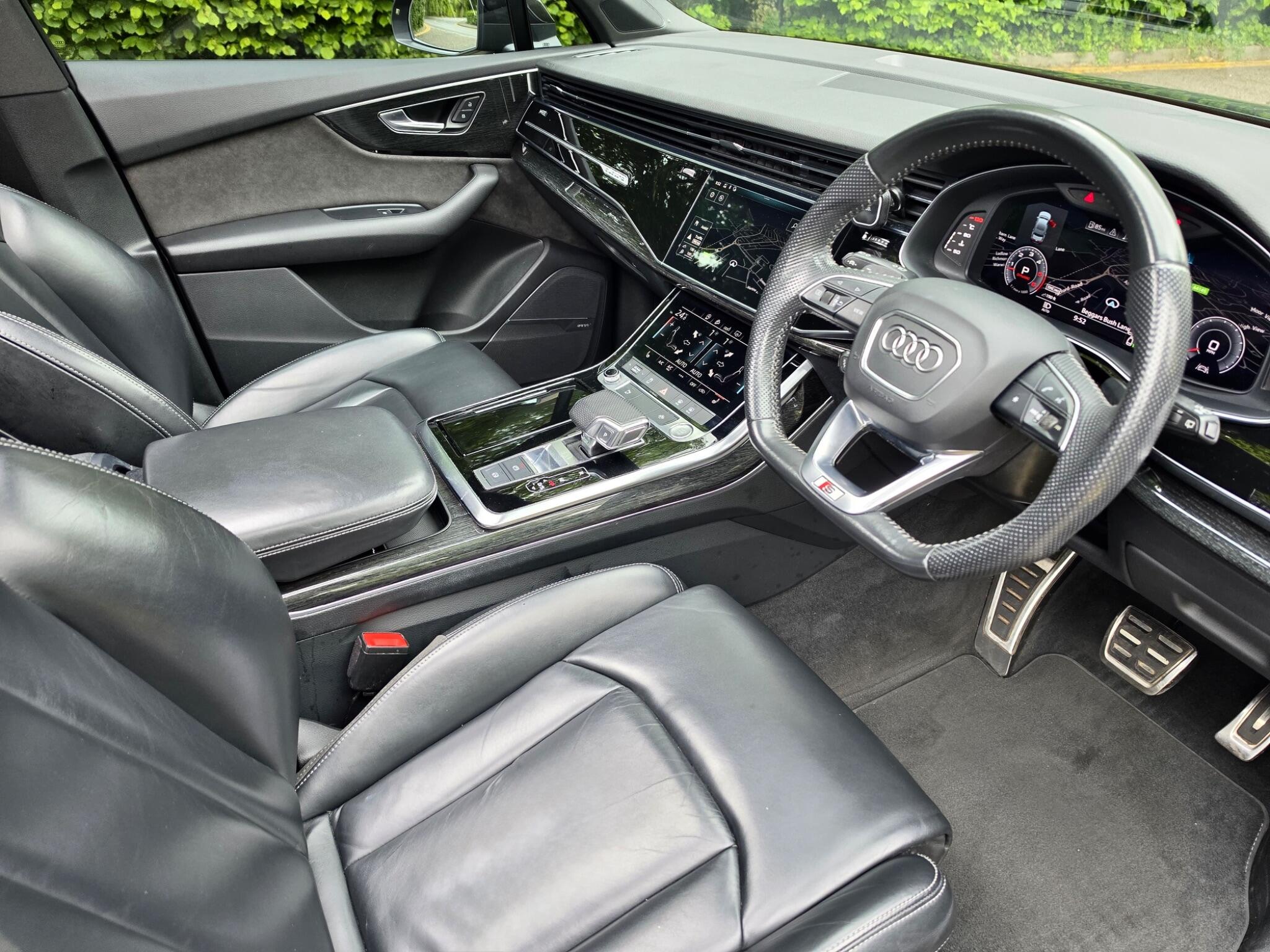 Audi Q7 view 4