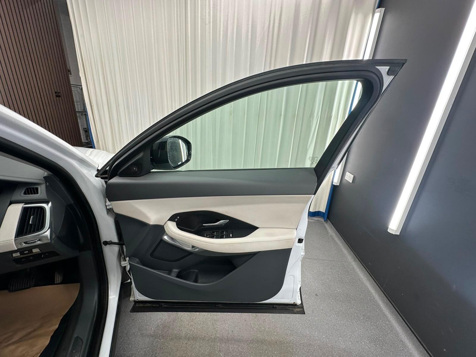 Jaguar E-Pace view 14