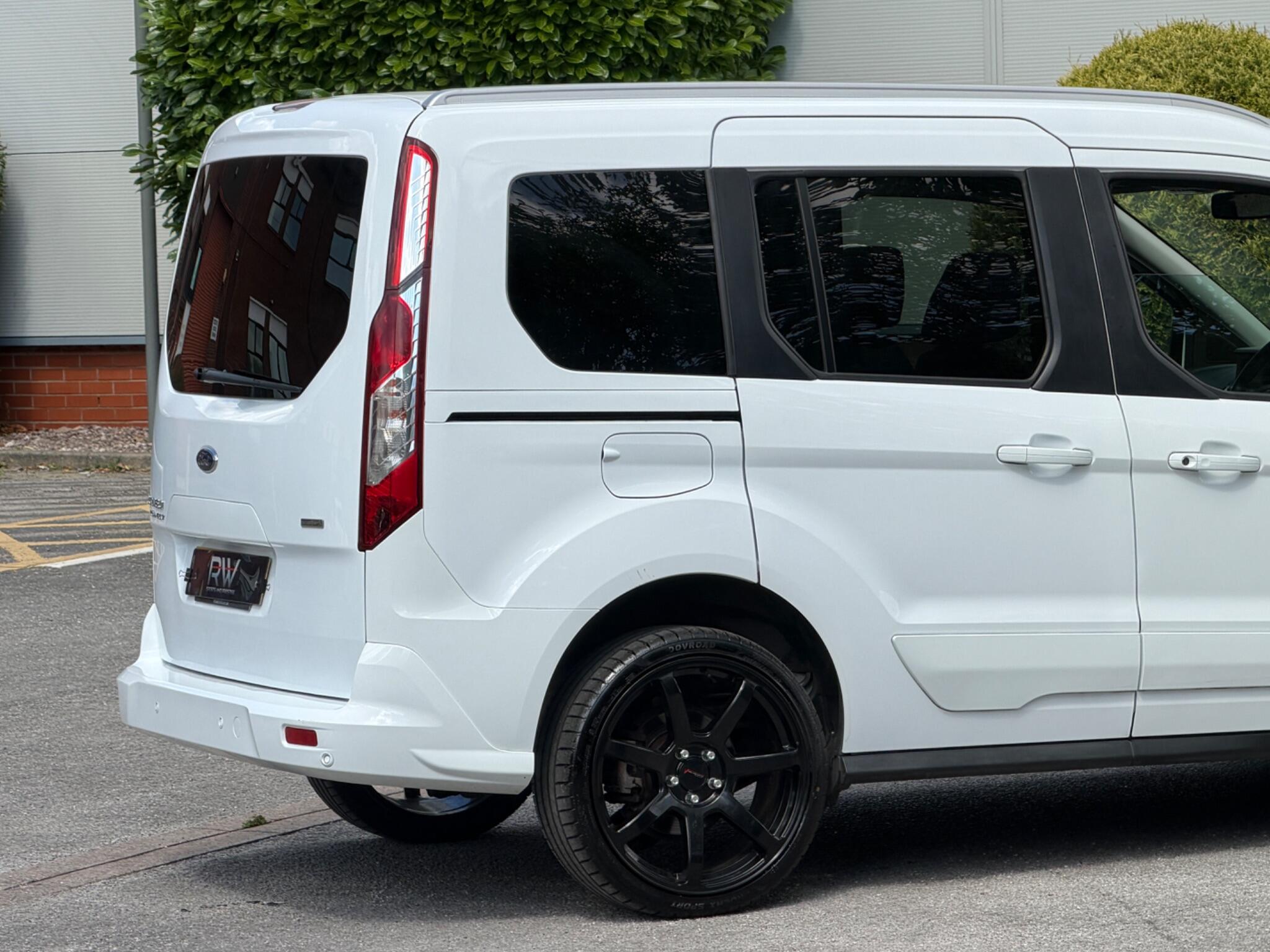 Ford Tourneo Connect view 38