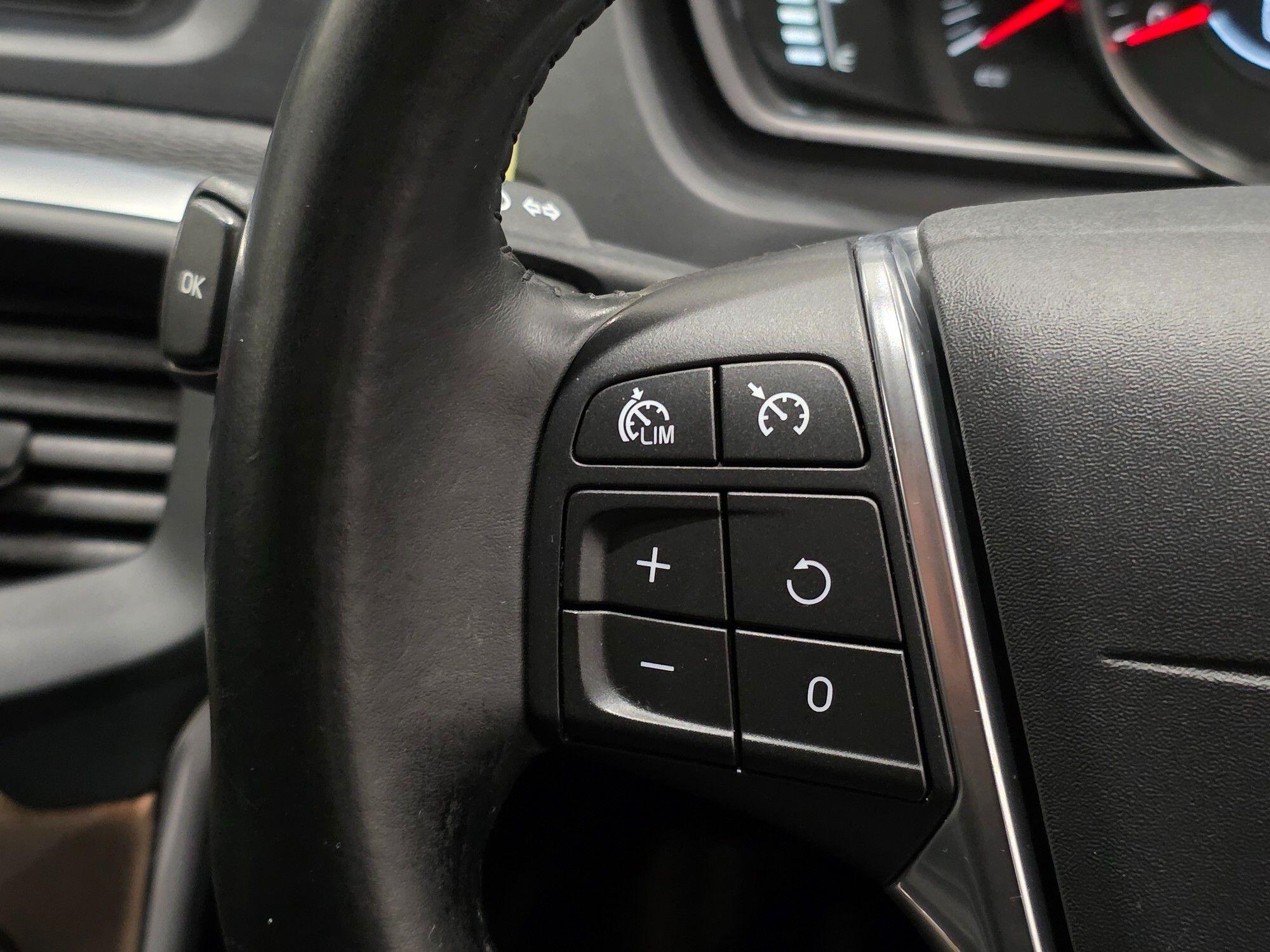 Volvo V40 Cross Country view 25