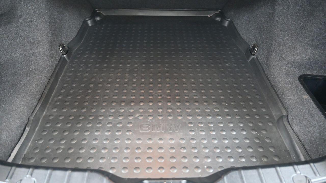 BMW 5 Series view 6