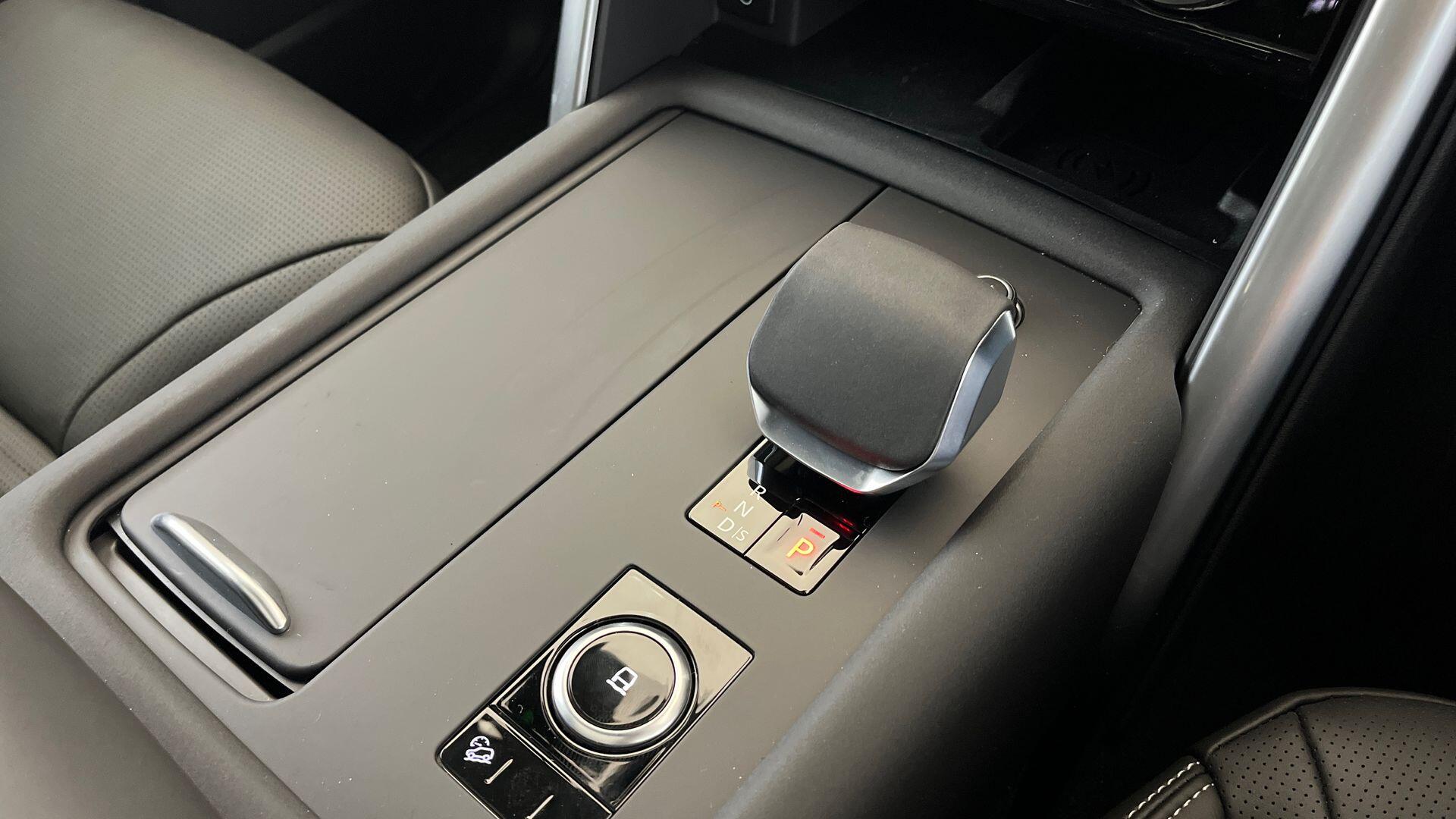 Land Rover Discovery view 13