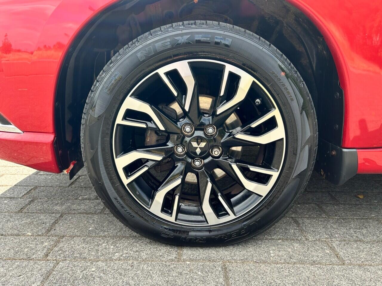 Mitsubishi Outlander view 3