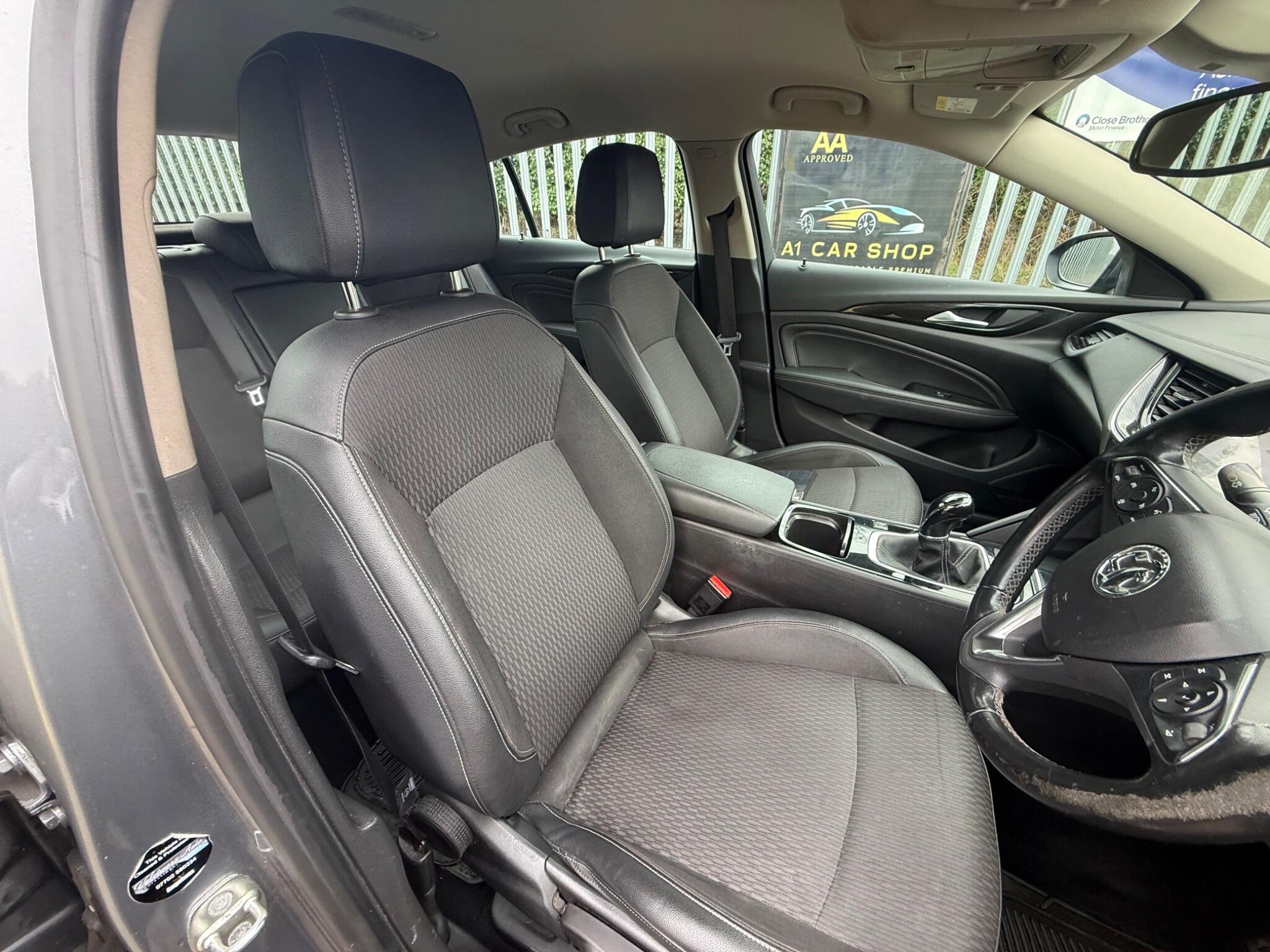 2017 Vauxhall Insignia image 13
