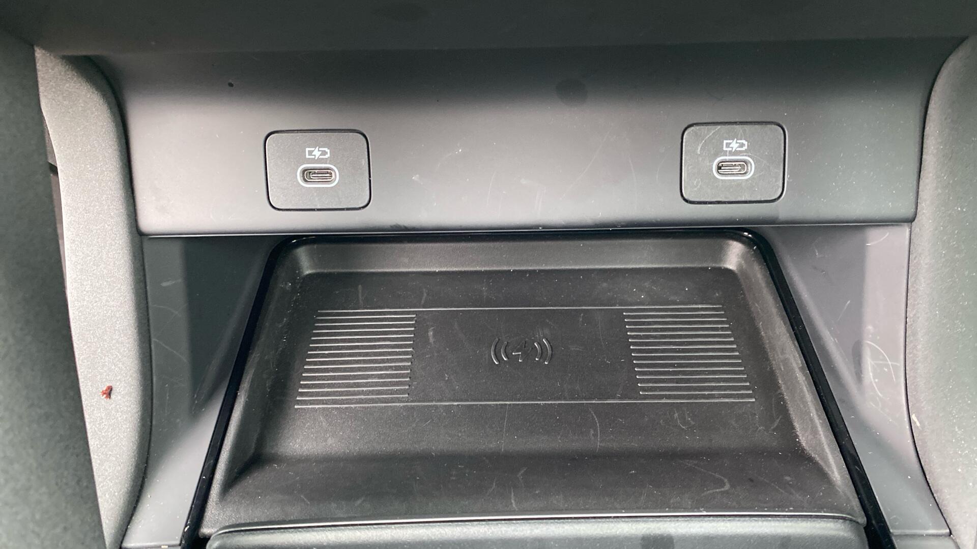 Land Rover Discovery Sport view 30